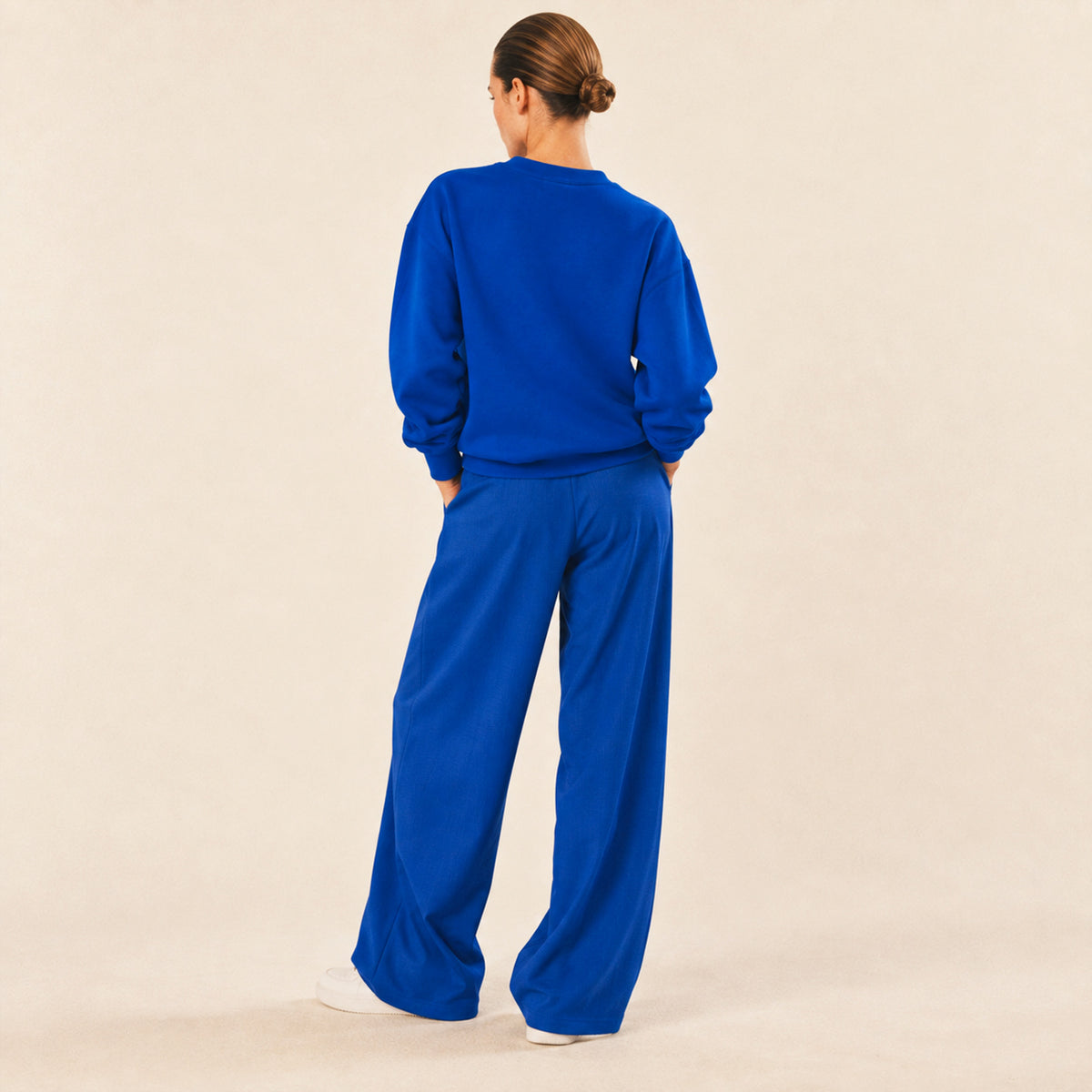 Sweatshirt bleu royal Ciao Bella Beauséjour pour femme, vue de face en coton biologique – Beauséjour France. Vue de dos.