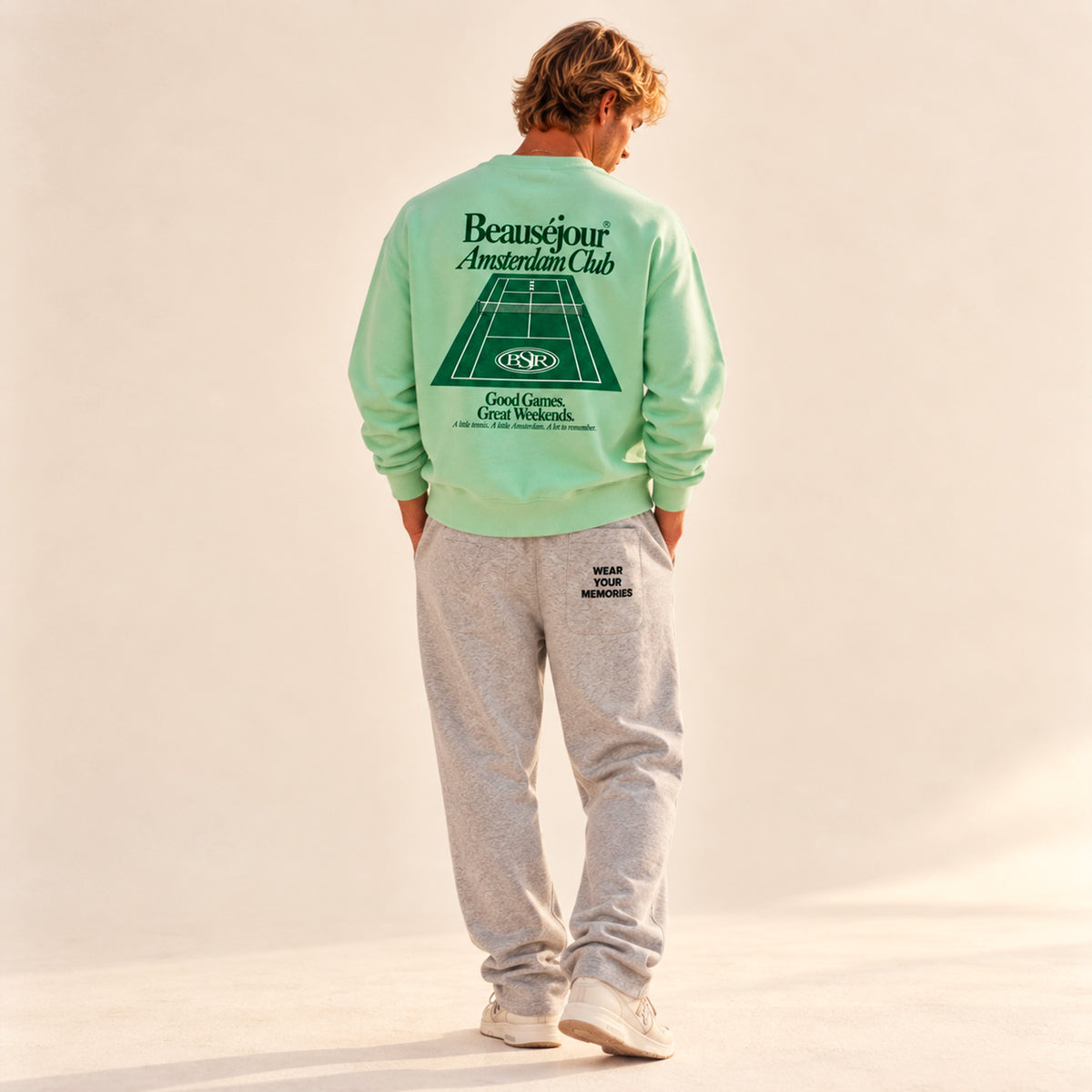Sweatshirt Amsterdam Club Beauséjour vert porté par un homme.