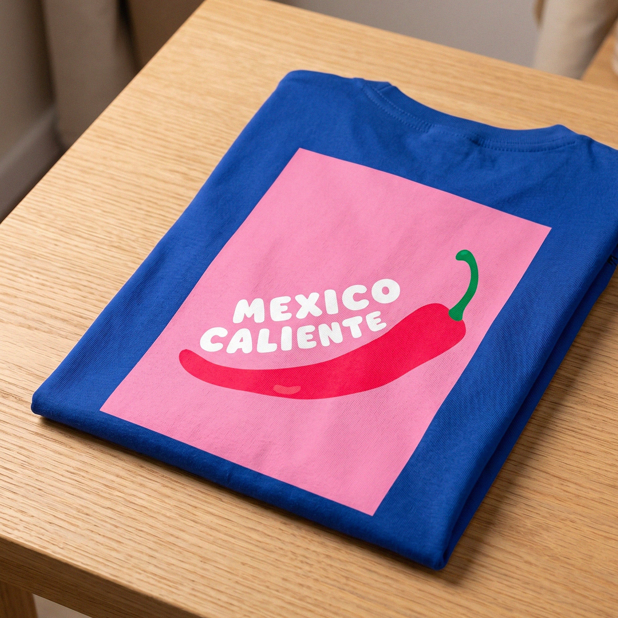 T-shirt bleu Mexico Caliente Beauséjour pour femme, design graphique piment rouge, ambiance chaude et tropicale.