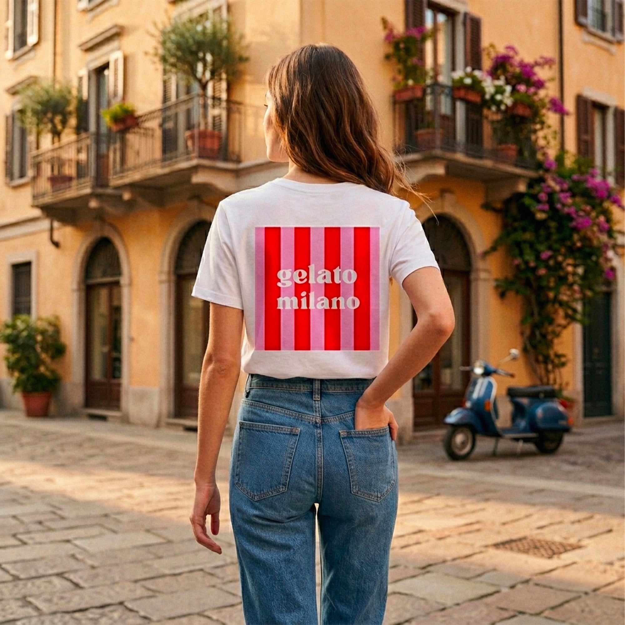 T-shirt blanc femme Beausejour Gelato Milano avec imprime typographie et rayures rouges au dos, style ete italien.