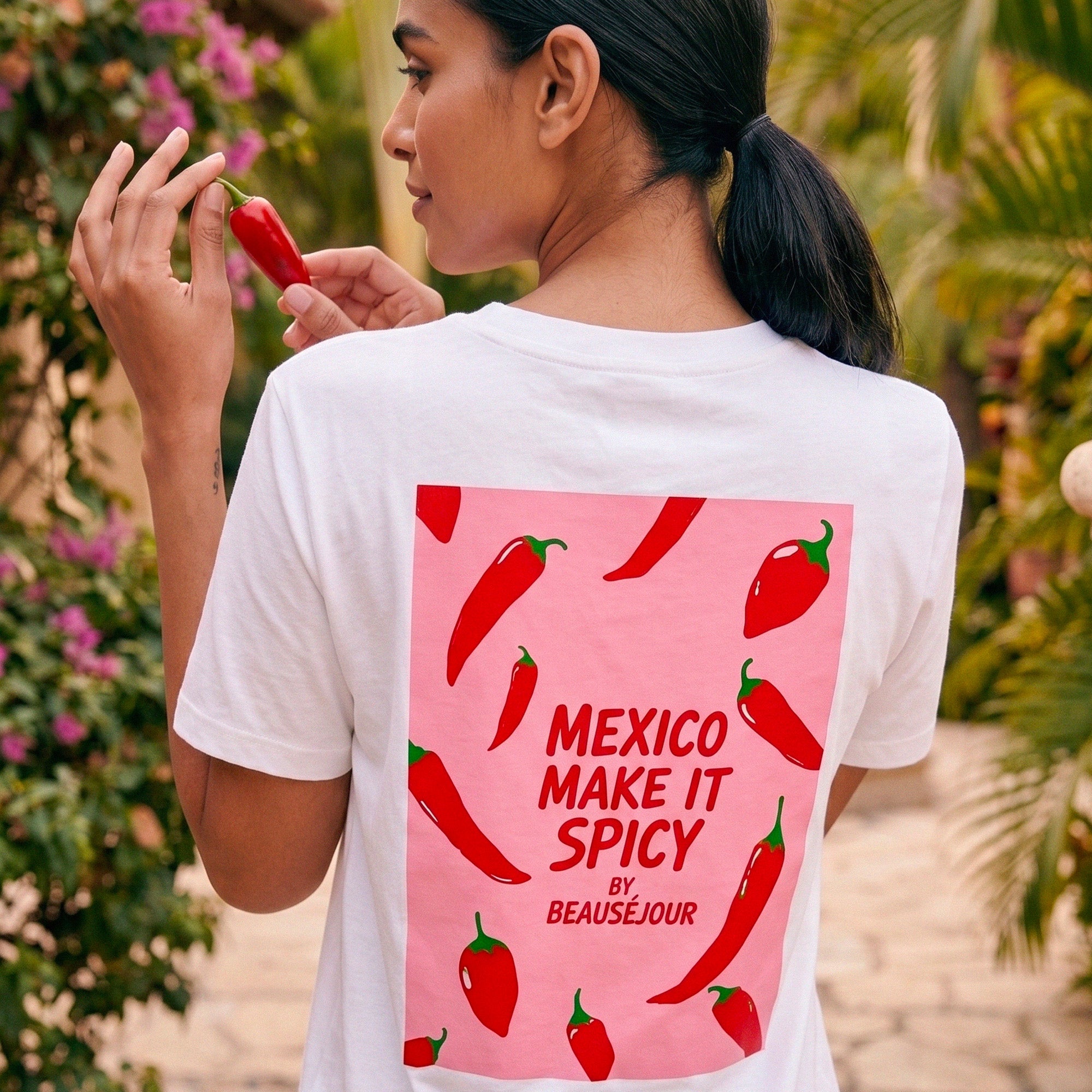 T-shirt blanc femme Beauséjour Mexico Make It Spicy, imprimé piments rouges au dos, style été tropical et dolce vita.