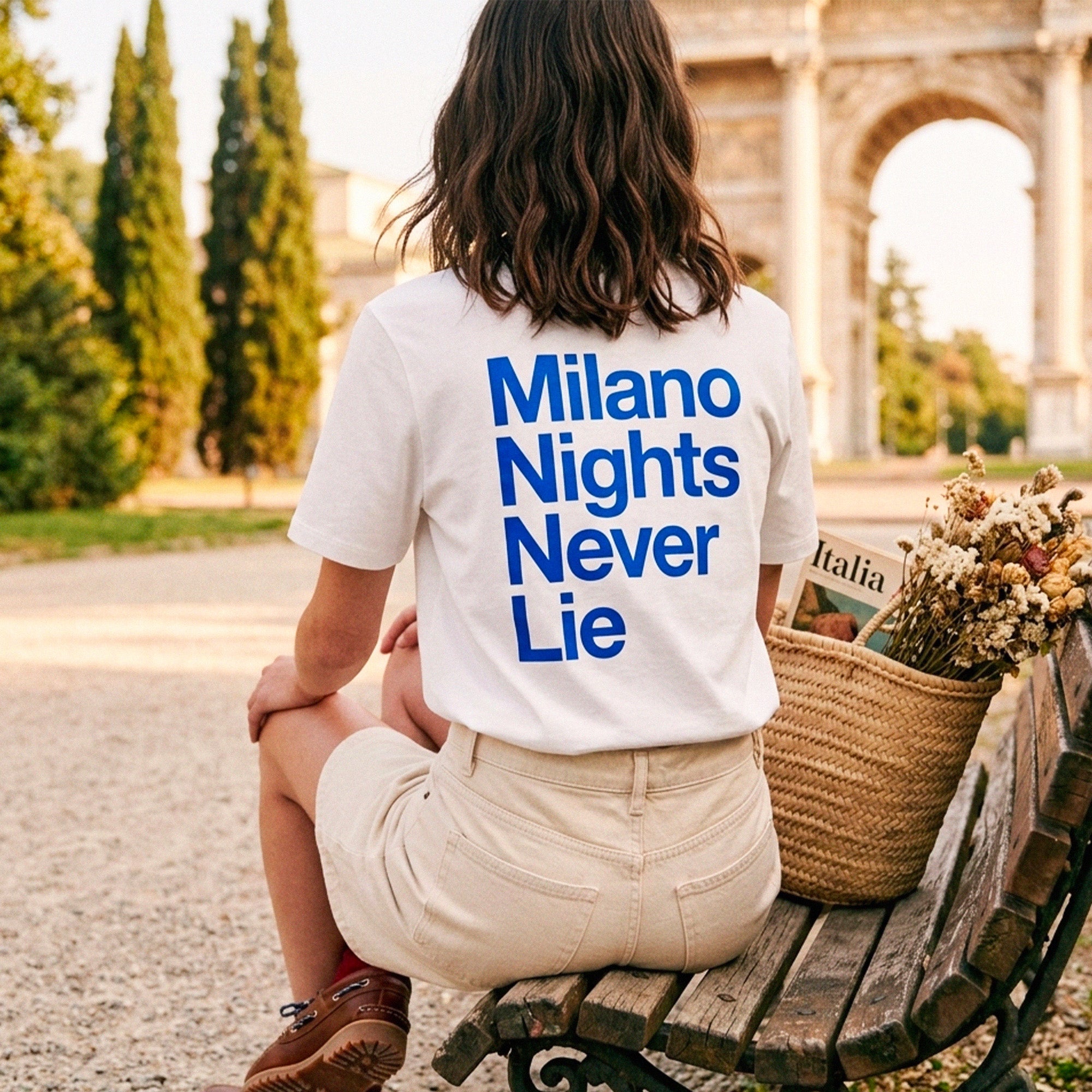 T-shirt blanc femme Beausejour Milano Nights Never Lie avec imprime typographie bleu au dos, style ete urbain italien.