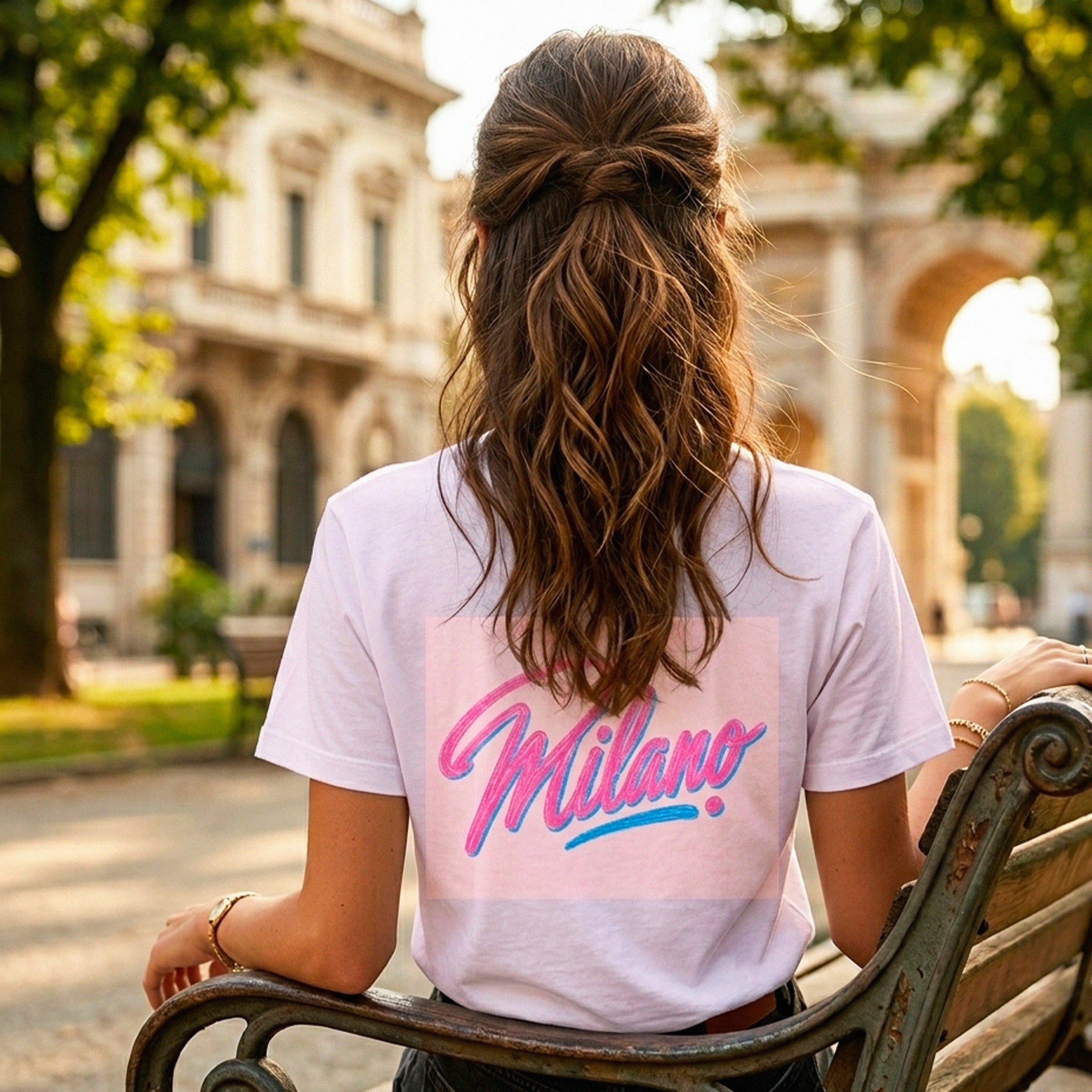 T-shirt blanc femme Beausejour Milano avec imprime script rose et bleu au dos, style ete urbain italien.
