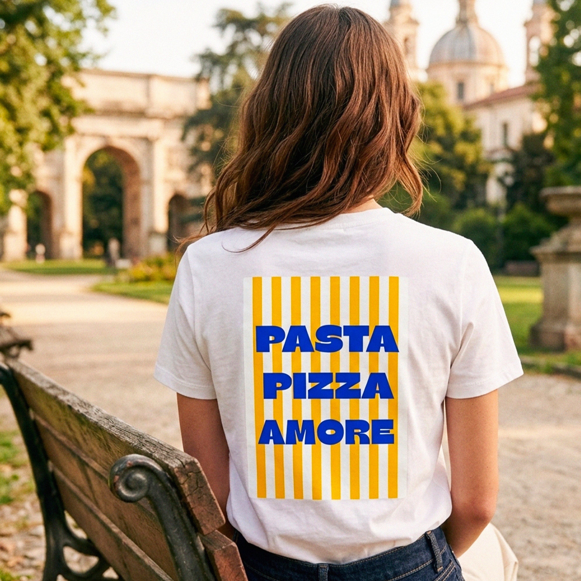 T-shirt blanc femme Beausejour Pasta Pizza Amore avec imprime typographie bleu et rayures jaunes au dos, style ete italien.