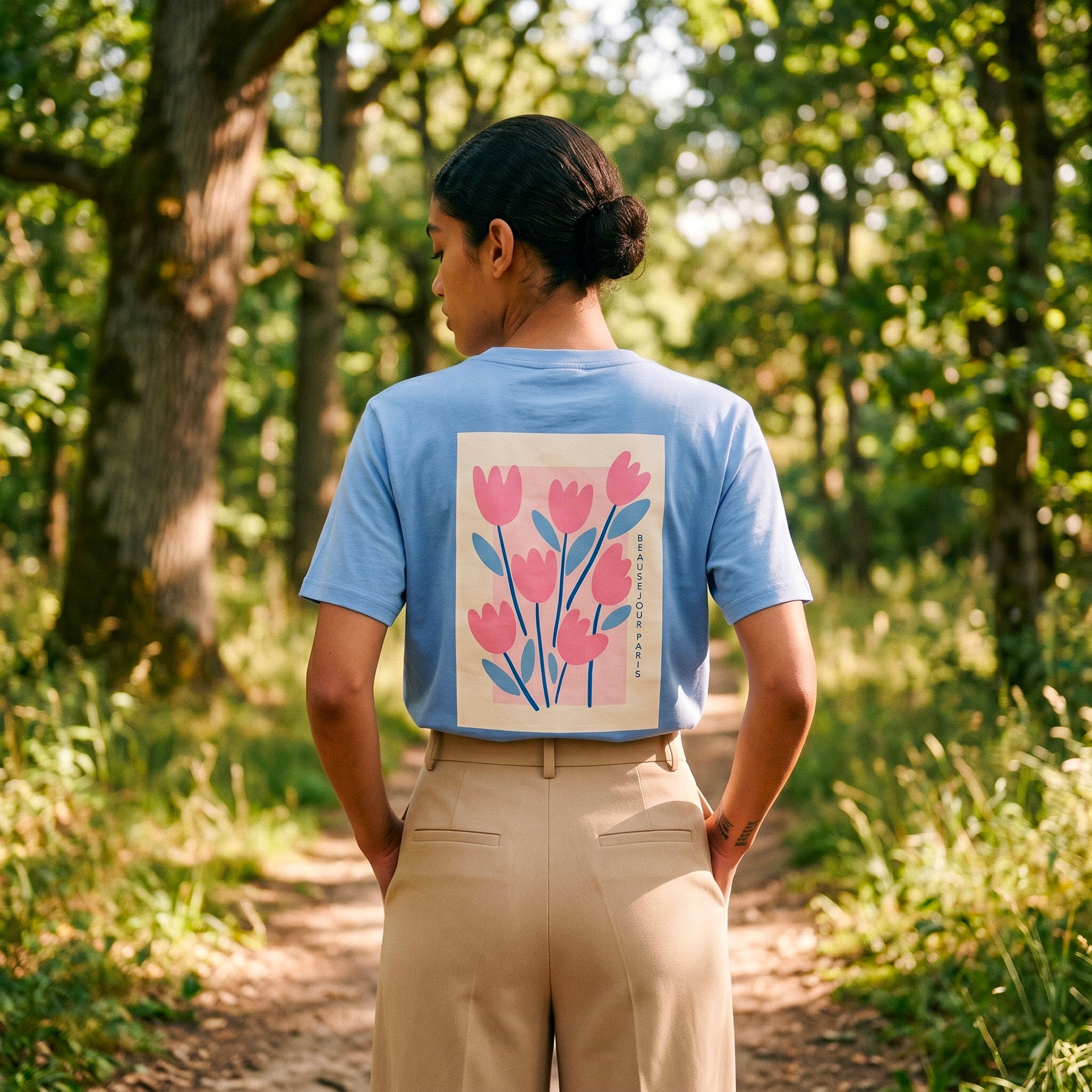 T-shirt bleu femme Beausejour Paris en Fleurs avec imprime floral rose au dos, style nature et ete en foret.
