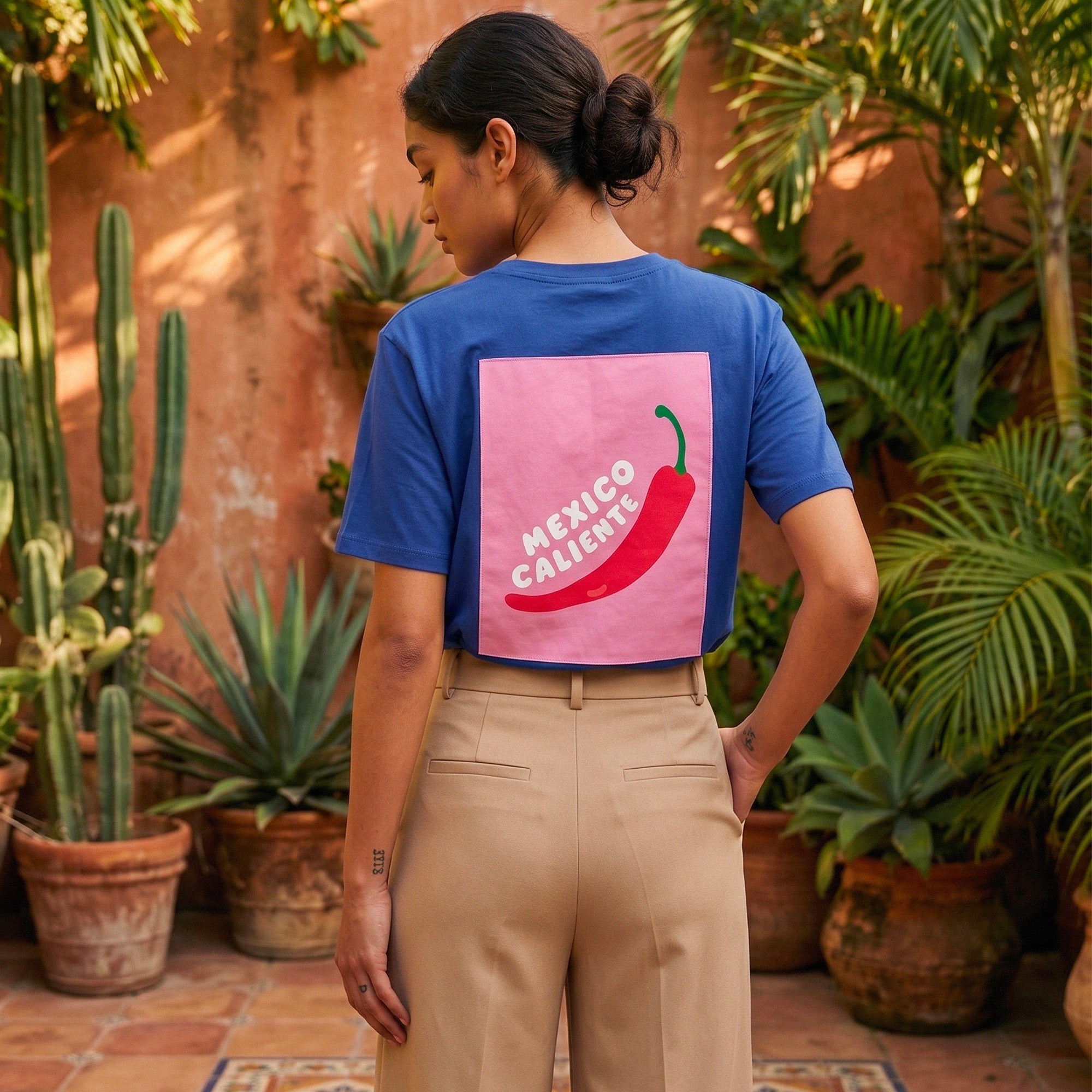 T-shirt bleu femme Beauséjour Mexico Caliente avec imprimé piment rouge au dos, style été tropical et dolce vita.