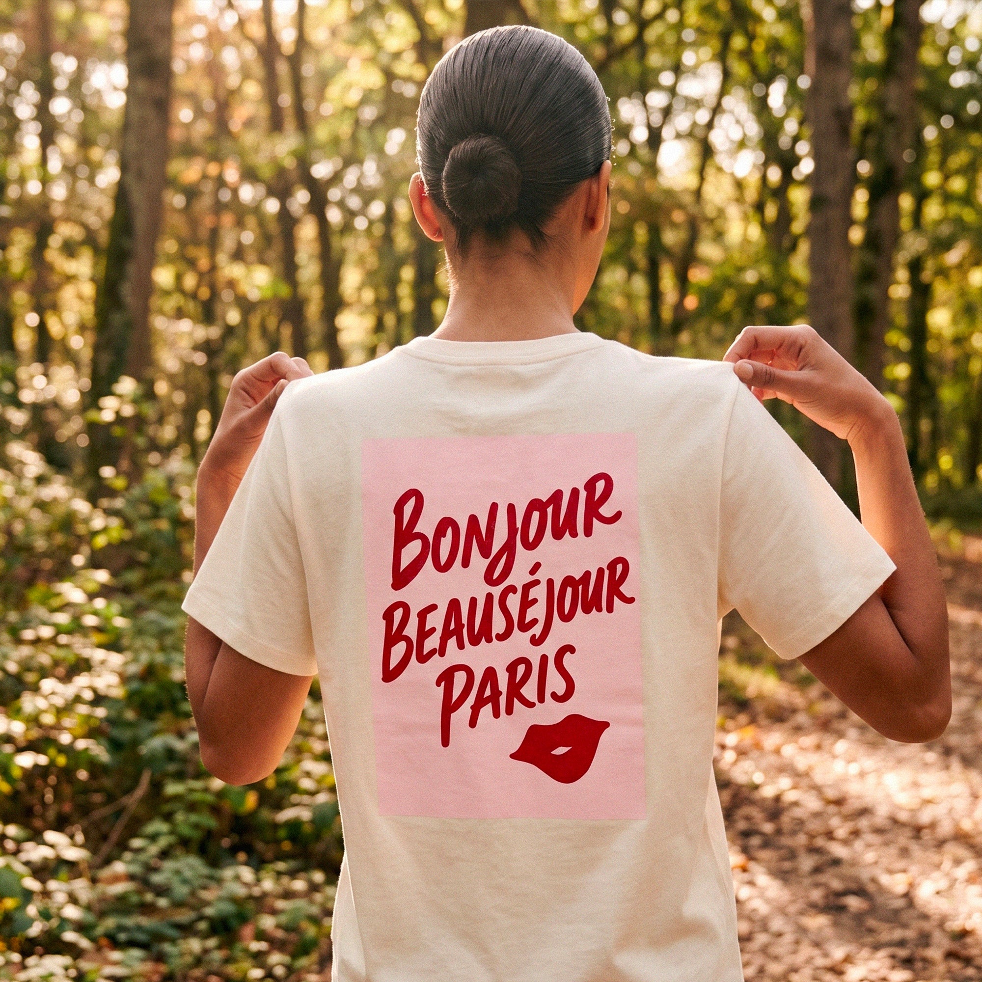 T-shirt creme femme Beausejour Bonjour Paris avec imprime rouge typographie et levres au dos, style ete chic.