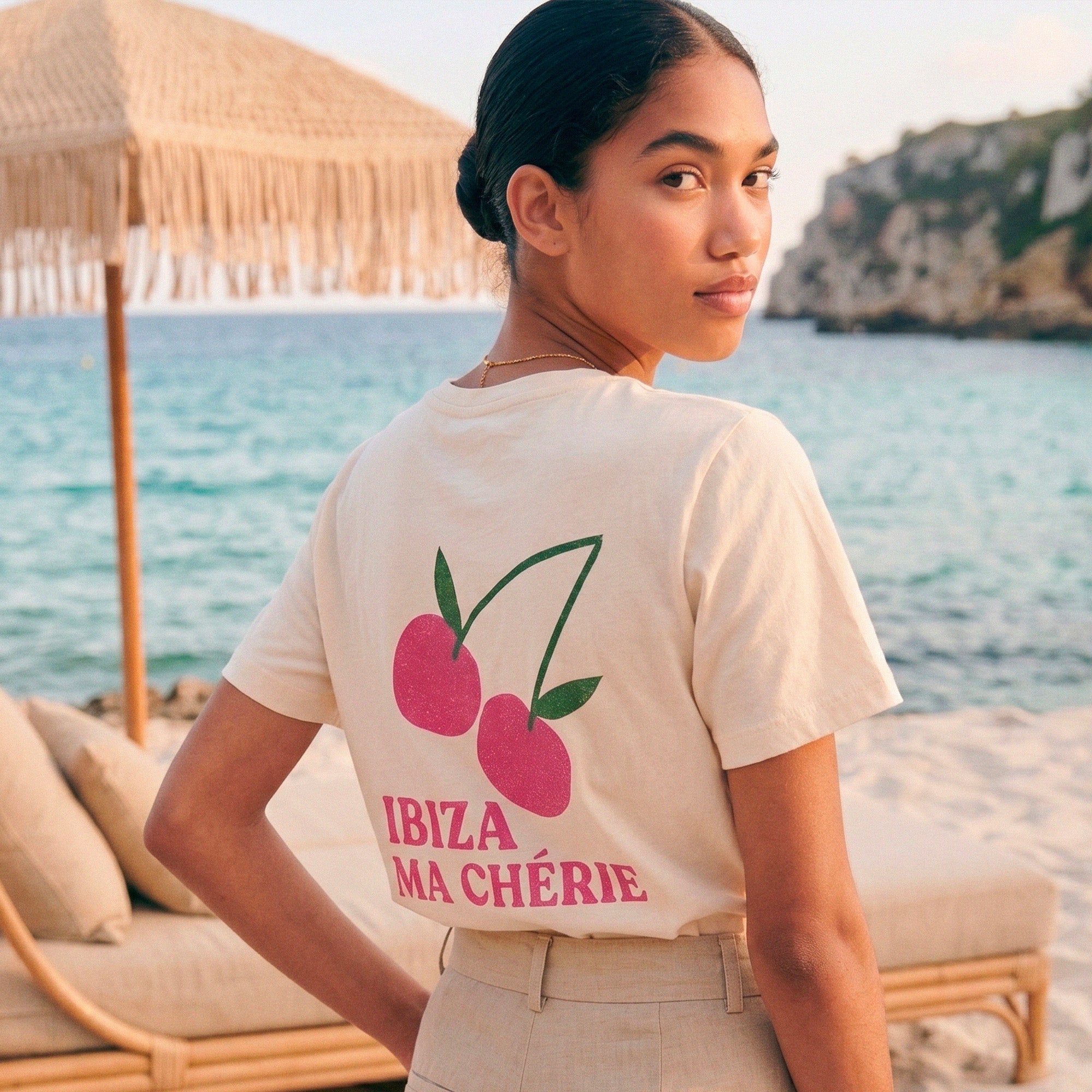 T-shirt crème femme Beauséjour Ibiza Ma Chérie avec imprimé cerises roses au dos, style été dolce vita en bord de mer.