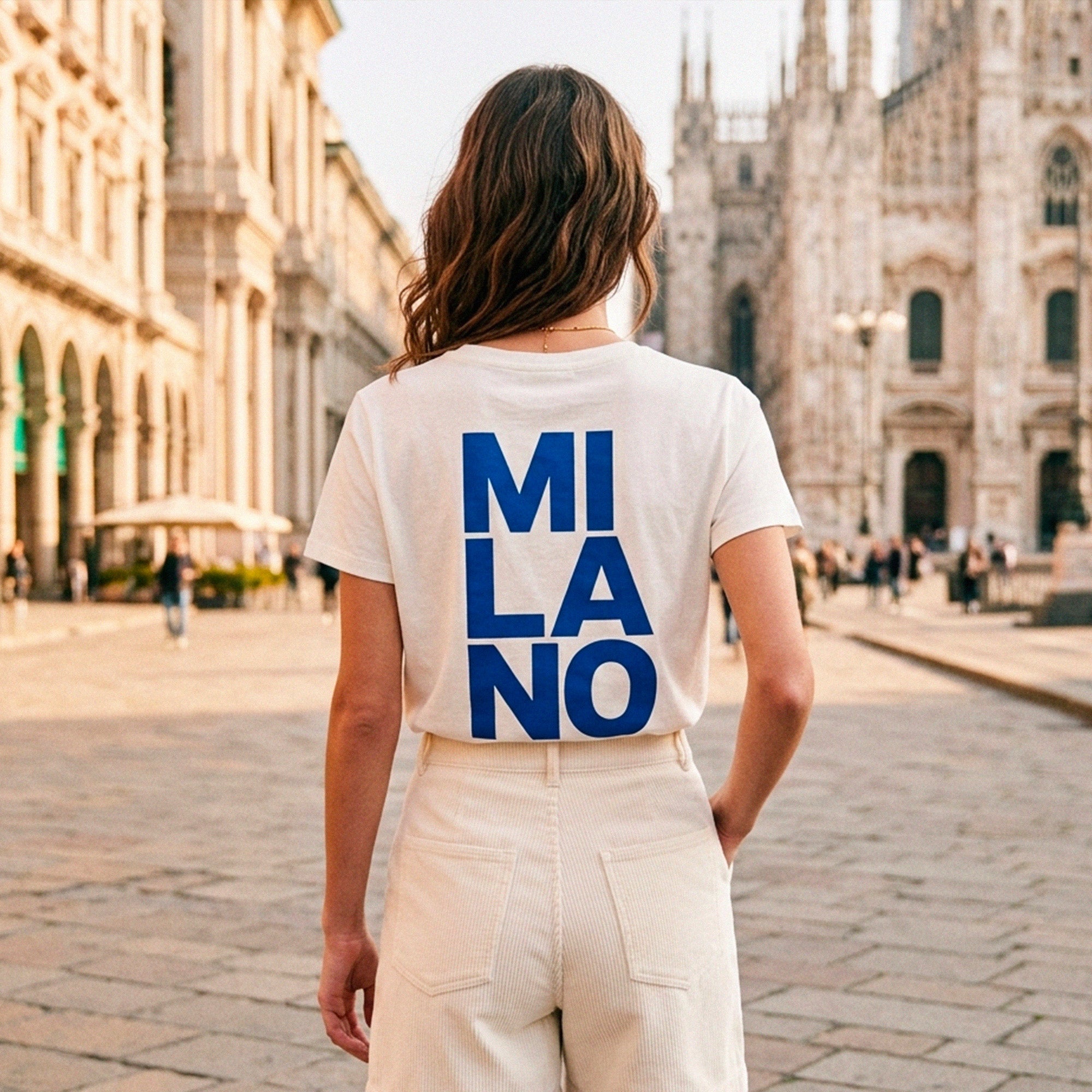 T-shirt creme femme Beausejour Milano avec imprime typographie bleu au dos, style ete urbain en Italie.
