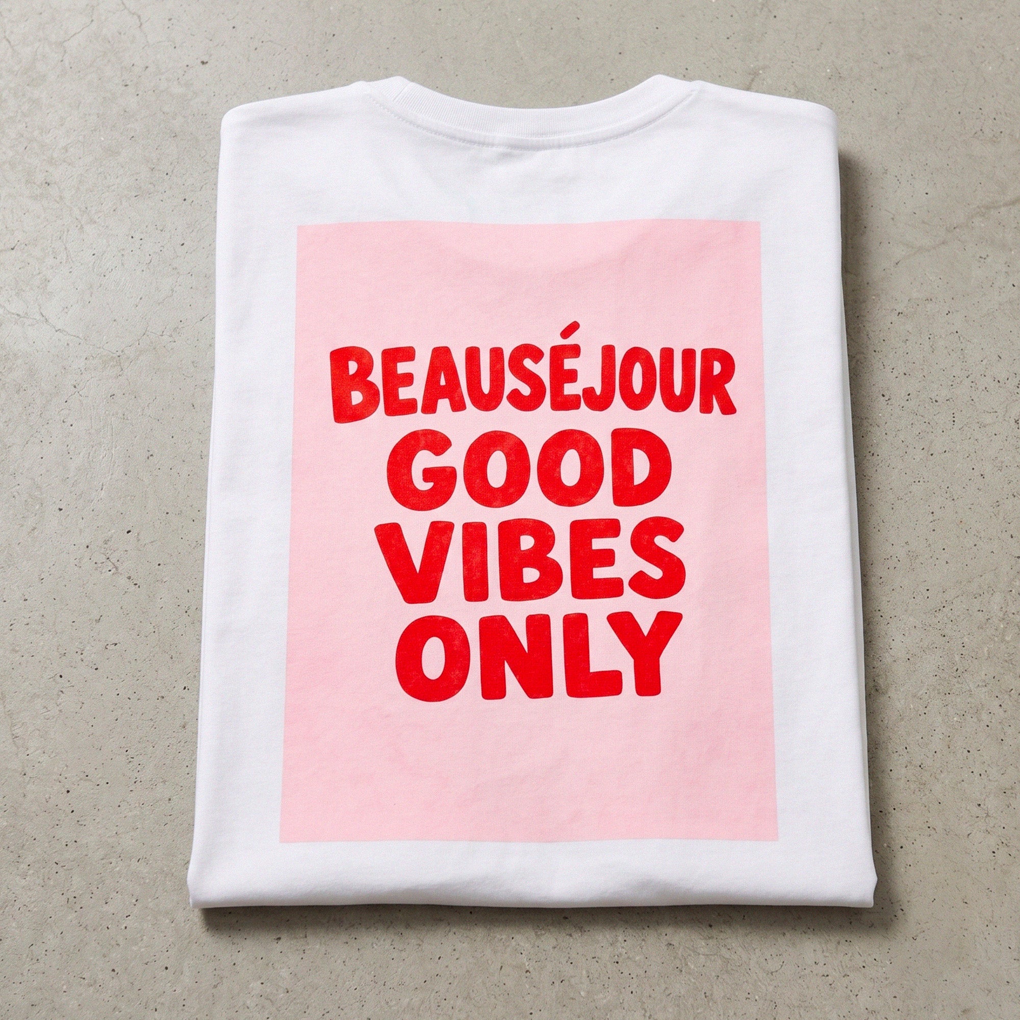 T-shirt blanc femme Beauséjour "Good Vibes Only", imprimé rouge au dos, style été dolce vita, coupe casual chic, porté en extérieur en décor méditerranéen.