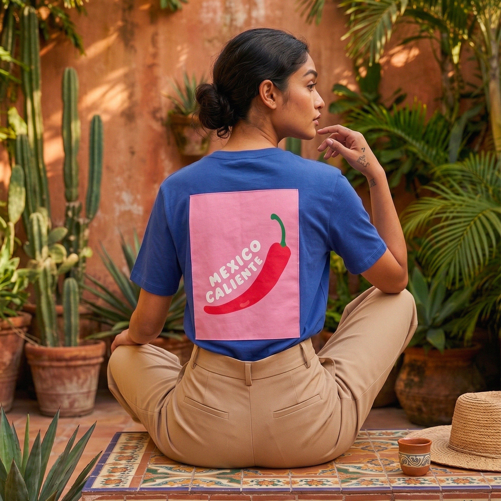 T-shirt bleu Mexico Caliente Beauséjour pour femme, design graphique piment rouge, ambiance chaude et tropicale.