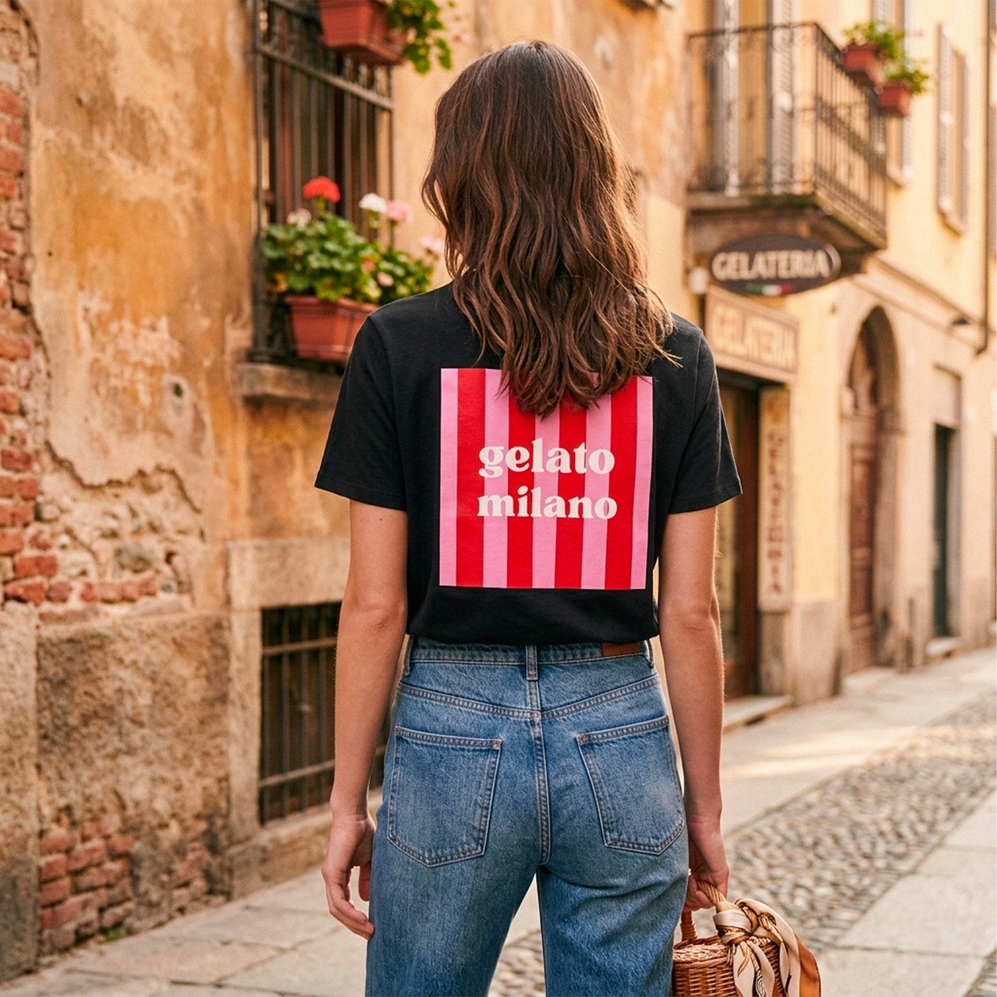 T-shirt noir femme Beausejour Gelato Milano avec imprime rayures rouges et typographie au dos, style ete italien.