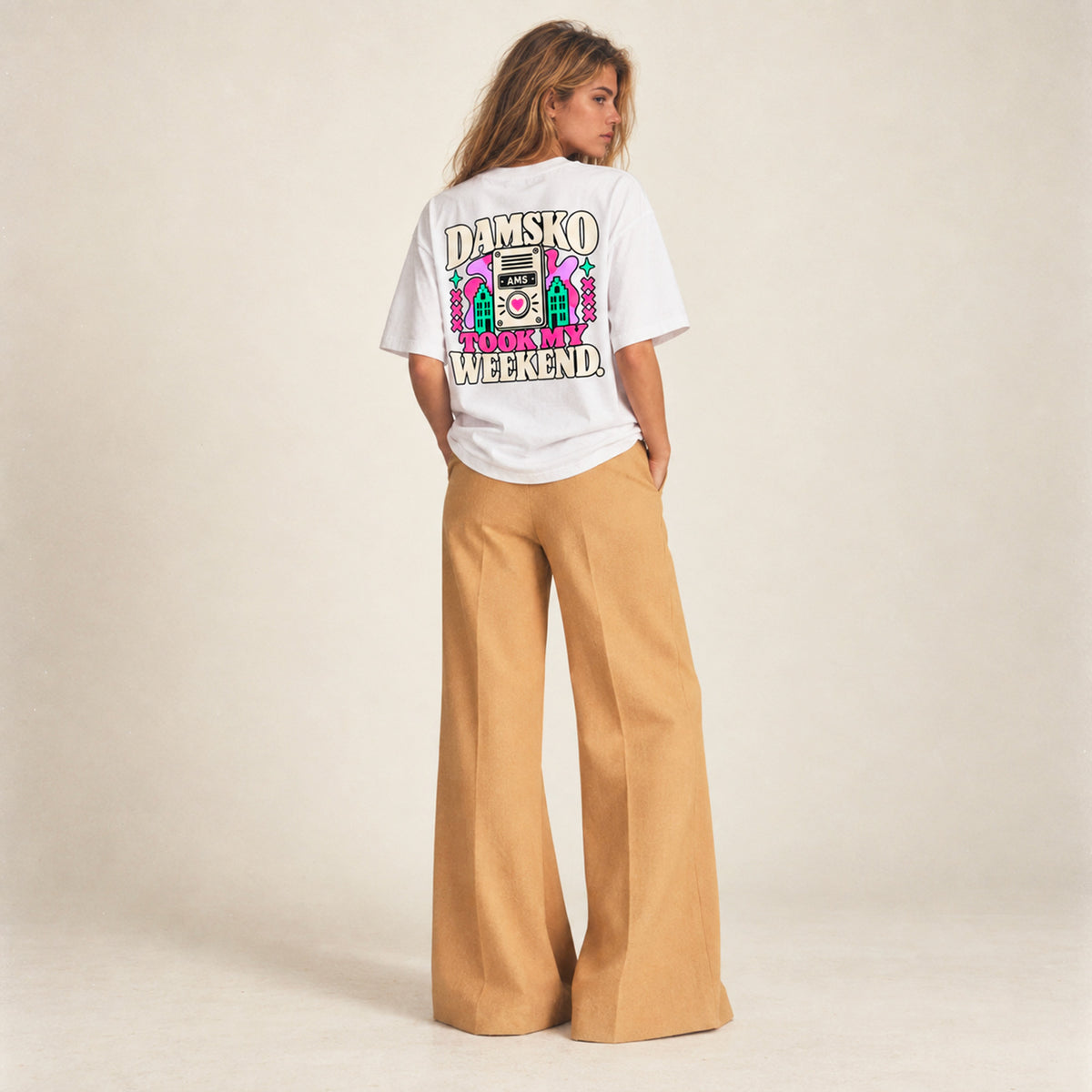 T-shirt boxy Damsko Beauséjour blanc porté par une femme, vue de dos.
