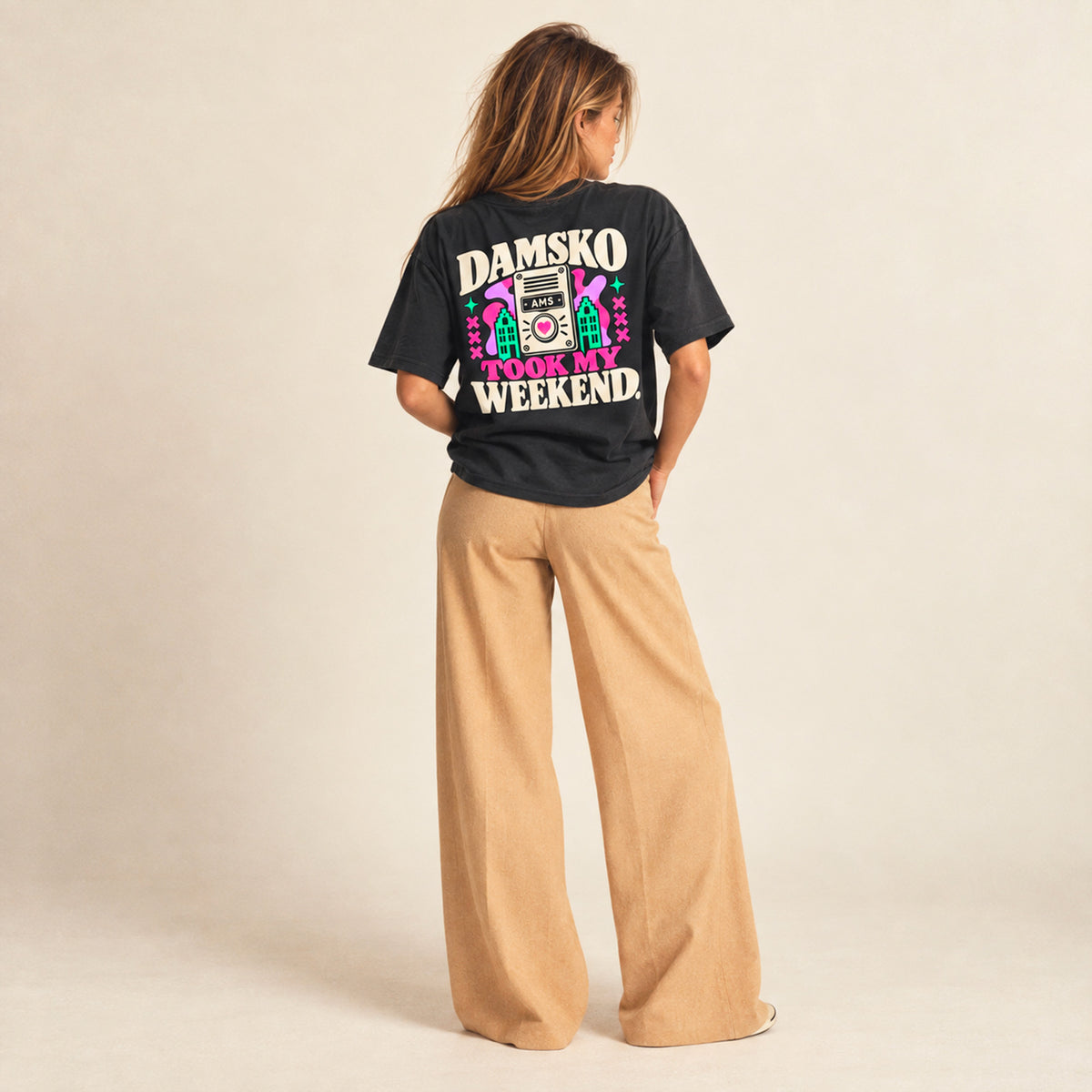 T-shirt boxy Damsko Beauséjour noir porté par une femme, vue de dos avec imprimé « Damsko Took My Weekend ».
