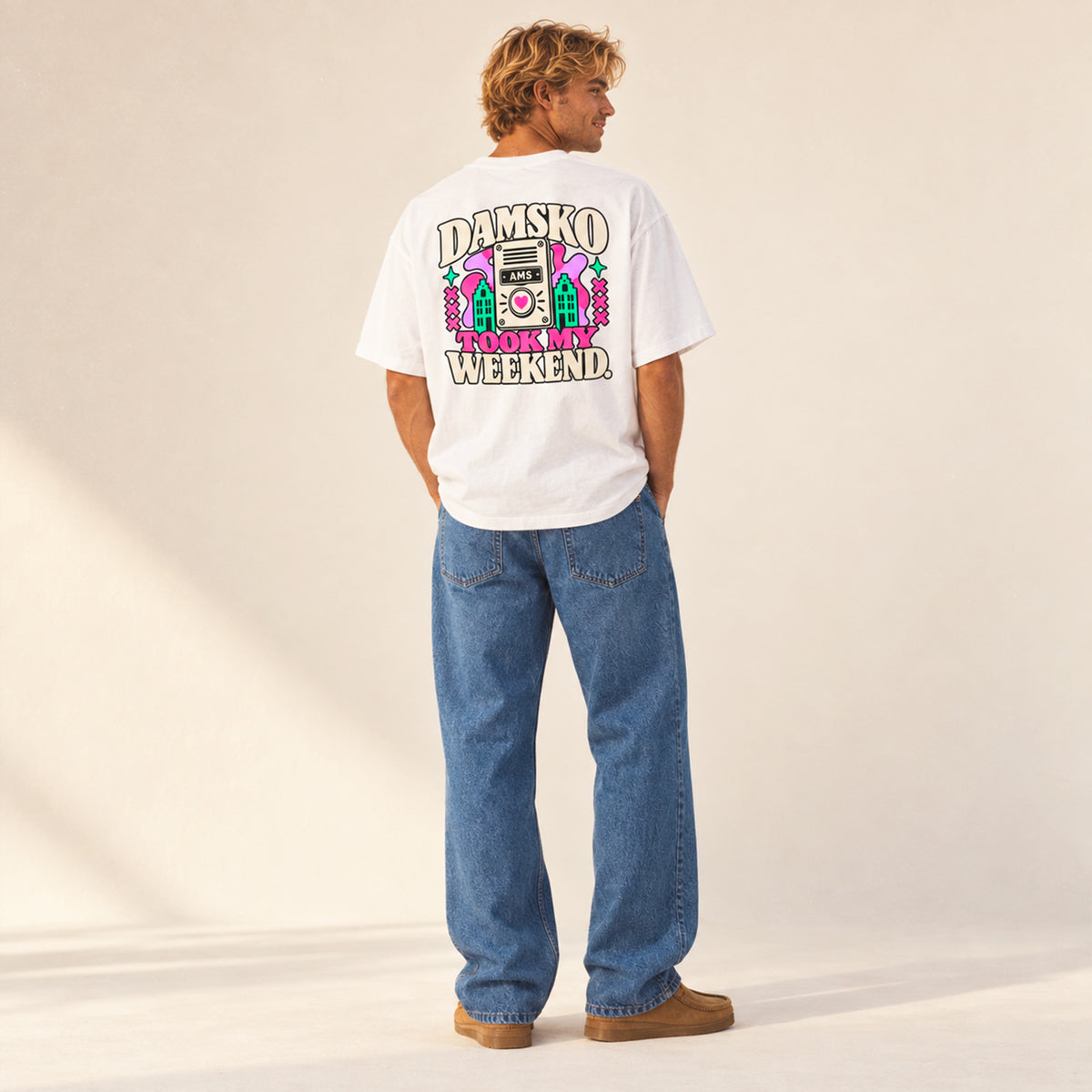 T-shirt boxy Damsko Beauséjour blanc porté par un homme, vue de dos.