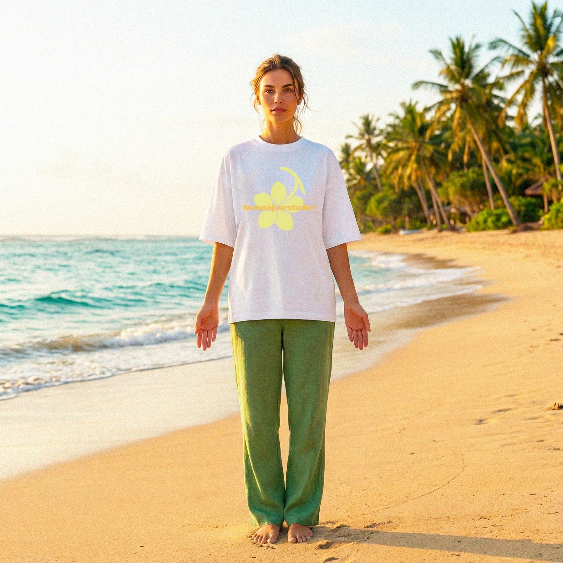 TShirt yoga 100% biologique pour femme. Impression Plumeria à l'avant. Beausejour France.