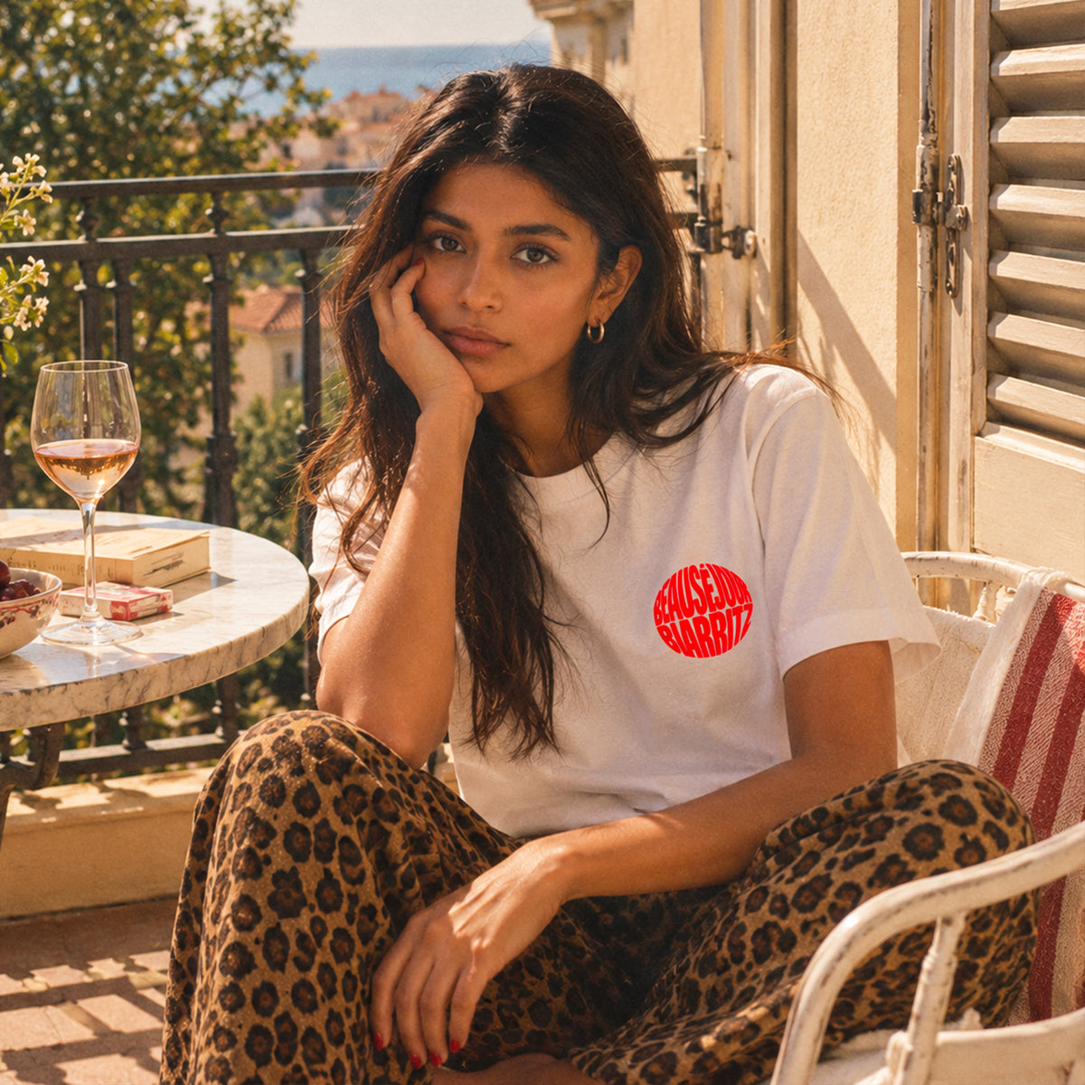 T-shirt blanc Beauséjour Biarritz porté par une femme, logo rouge Biarritz sur la poitrine, coupe classique unisexe et style lifestyle inspiré de la côte basque.