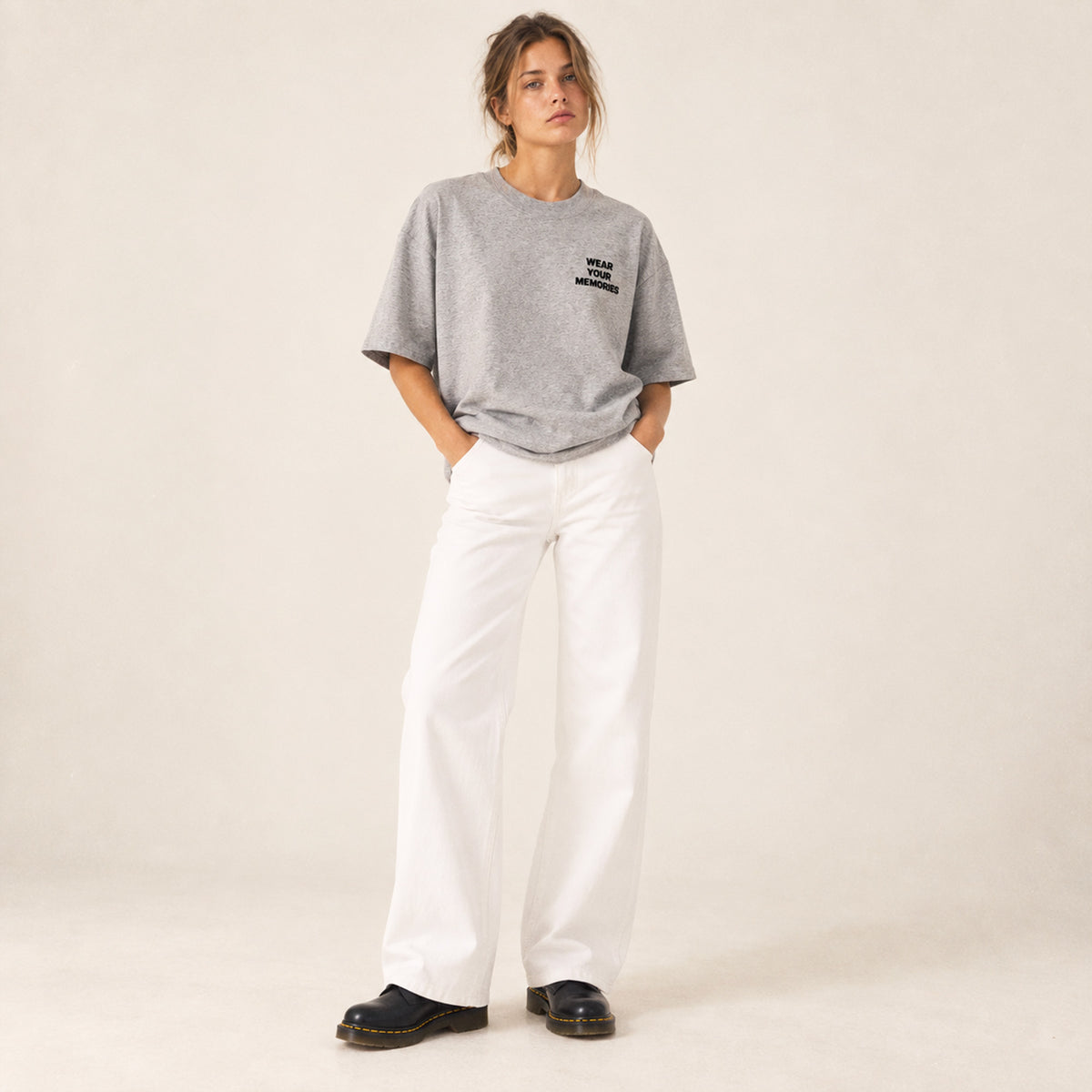 T-shirt boxy Beauséjour Amsterdam gris porté par une femme, vue 2.