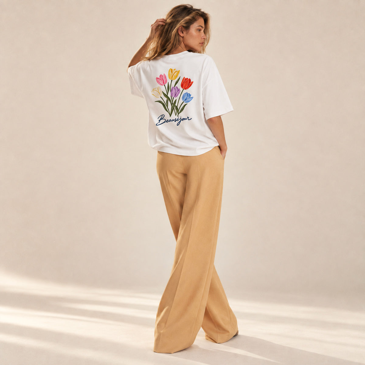 T-shirt boxy Tulipes Beauséjour Amsterdam porté par une femme, vue 2.