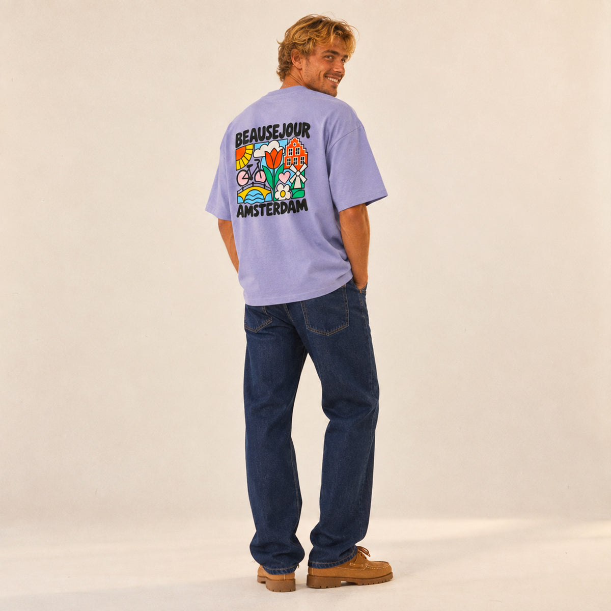 T-shirt boxy Beauséjour Amsterdam violet porté par un homme.