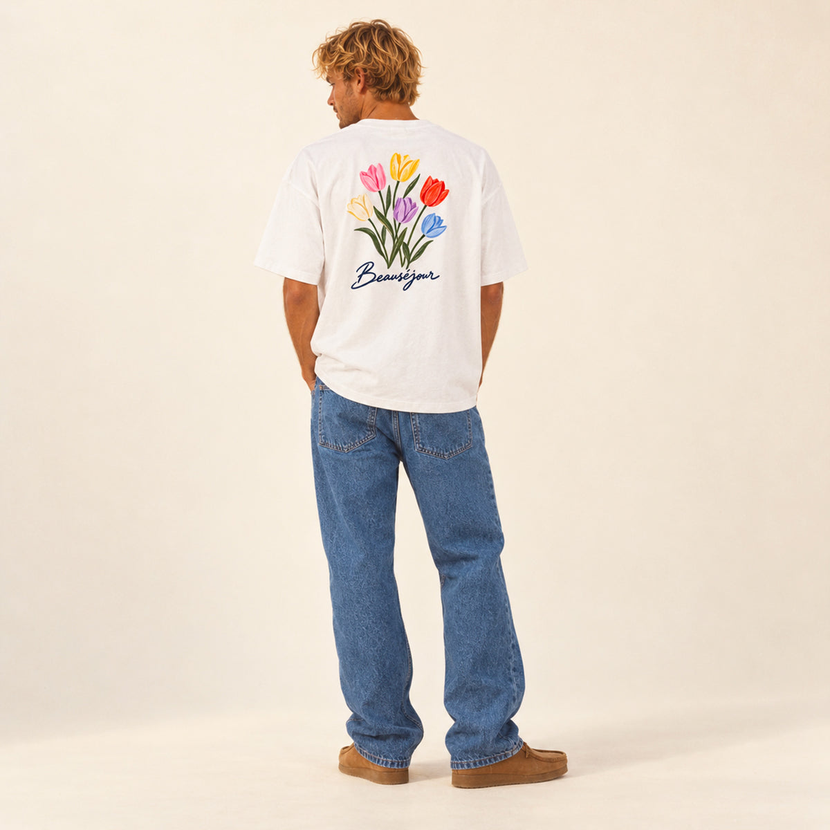 T-shirt boxy Tulipes Beauséjour Amsterdam porté par un homme, vue 3.