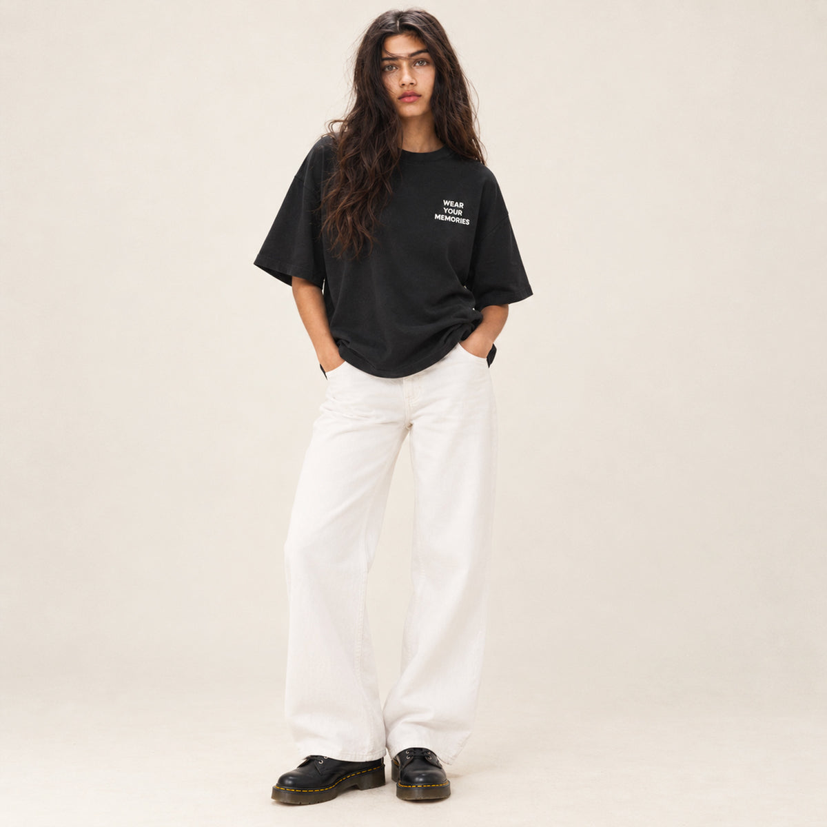 T-shirt boxy Mokum Beauséjour noir porté par une femme, vue 2.