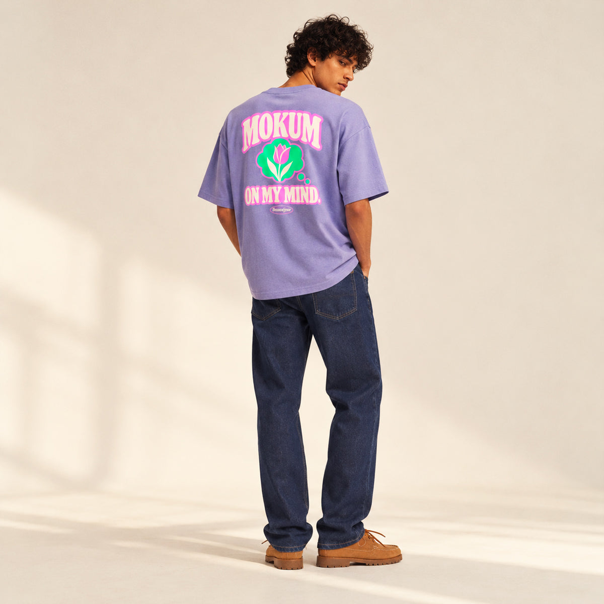 T-shirt boxy Mokum Beauséjour lavande porté par un homme.