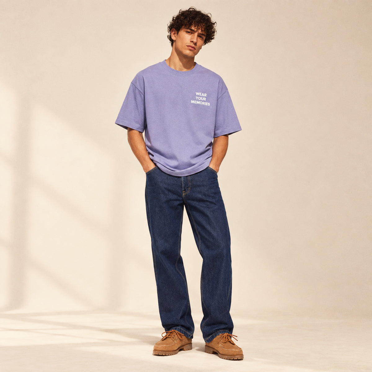 T-shirt boxy Mokum Beauséjour lavande porté par un homme, vue 2.