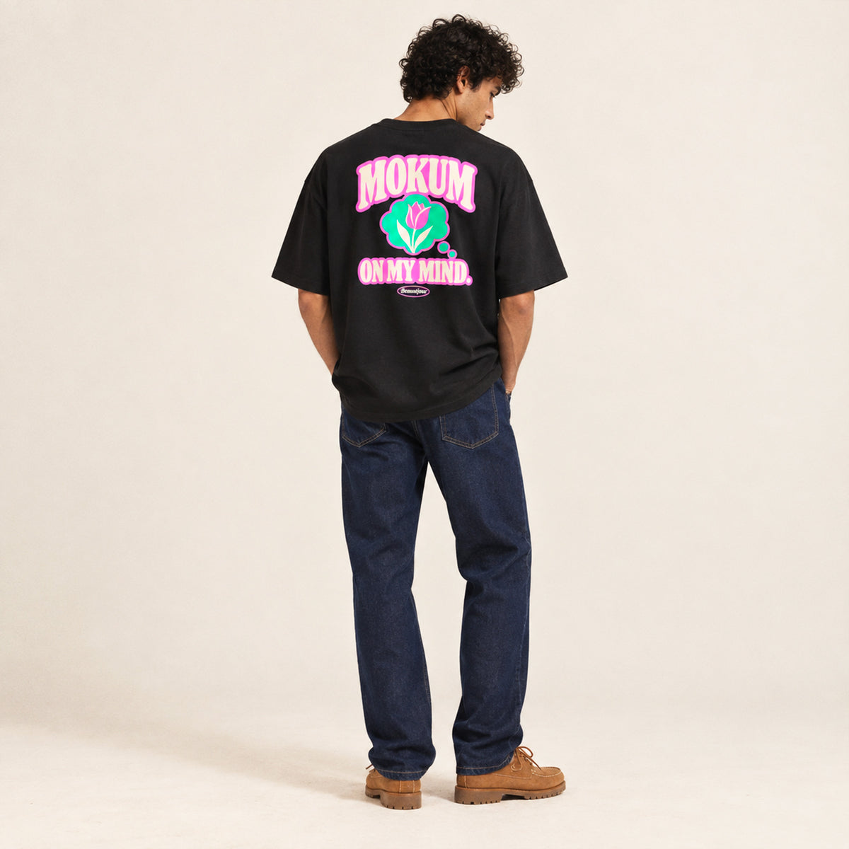 T-shirt boxy Mokum Beauséjour noir porté par un homme.