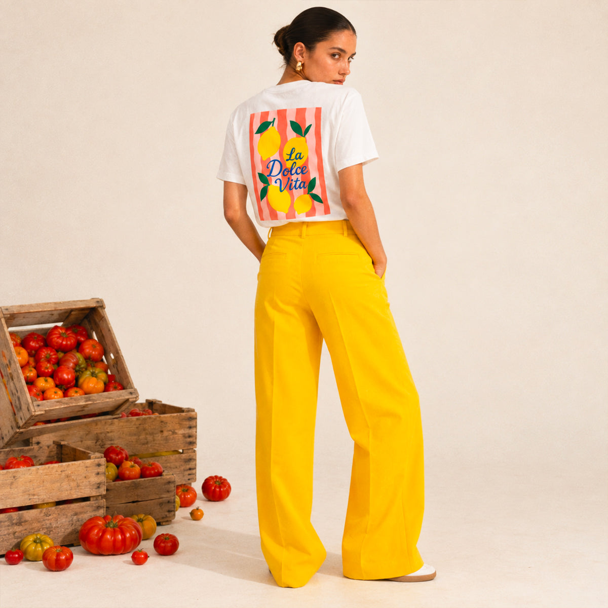 femme portant un tshirt La Dolce Vita citron au dos du t-shirt blanc Beauséjour, illustration citronniers et paysages amalfitains, coton biologique 180g.