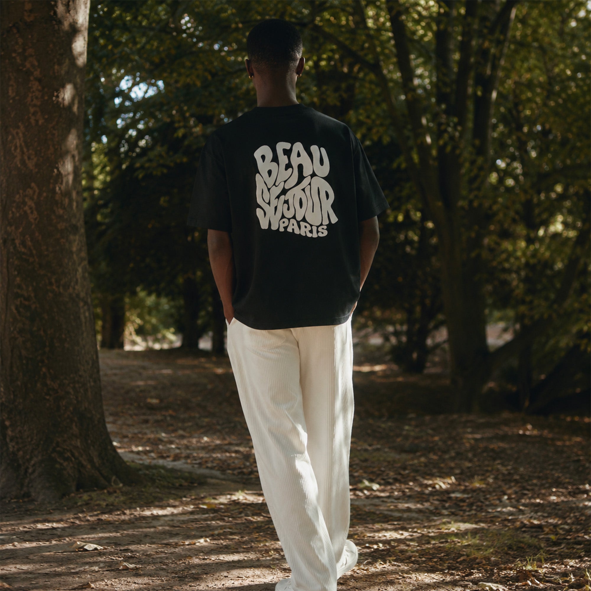 T shirt noir style streetwear avec illustration blanche