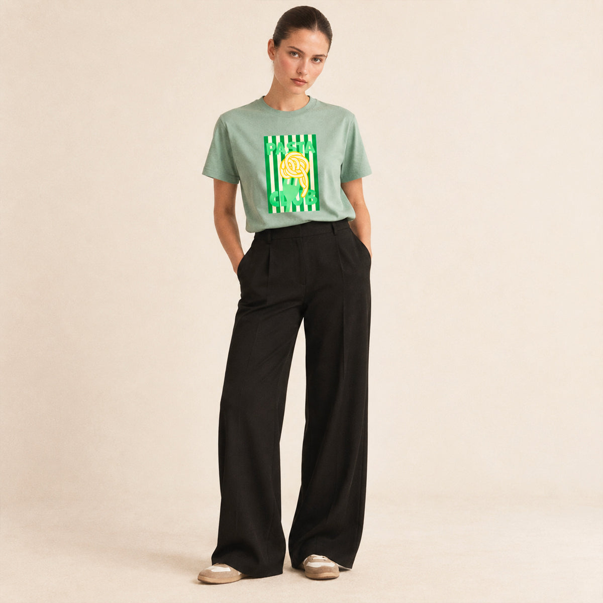 Femme portant un t-shirt aloe Pasta Club Beauséjour en coton biologique, vue de face.