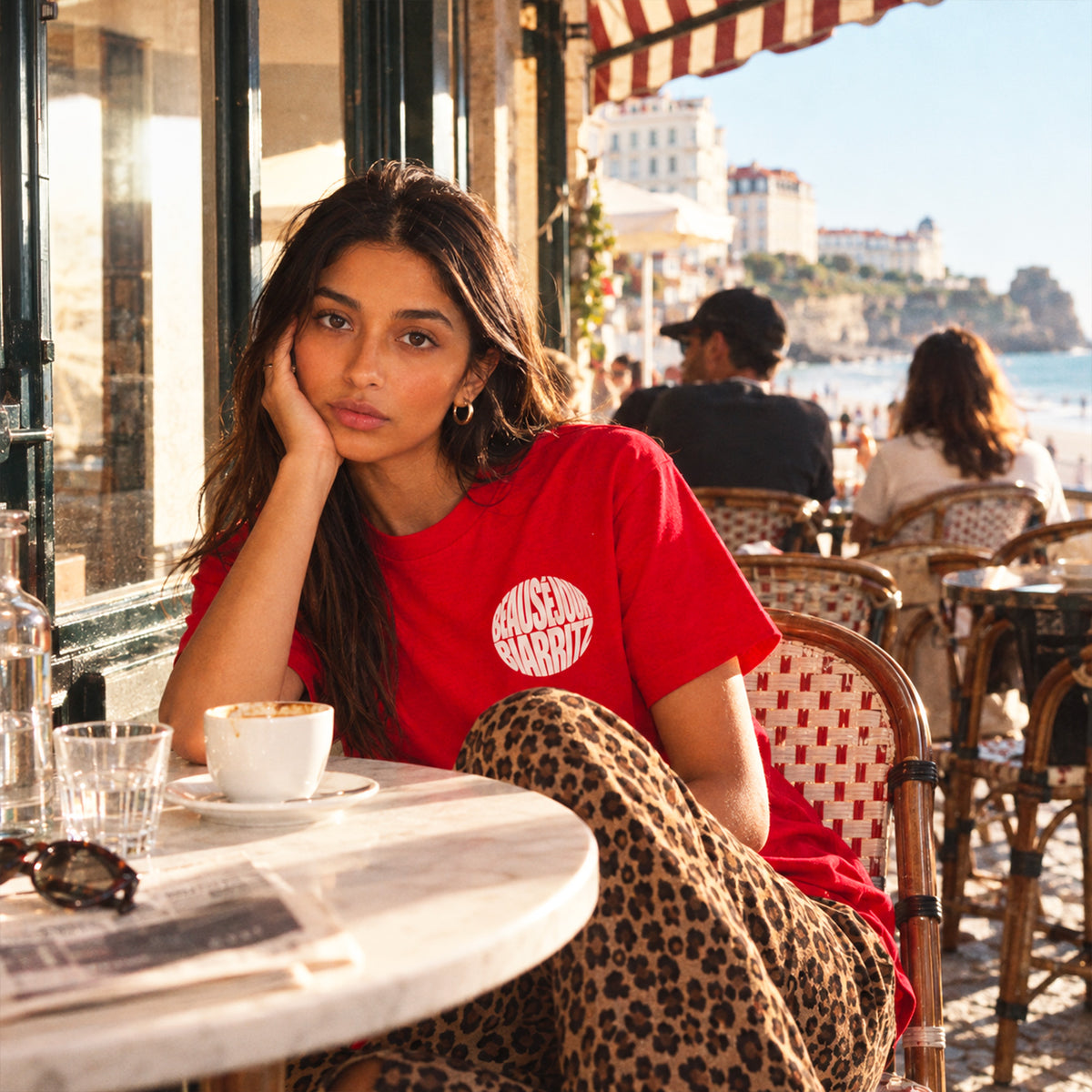 T-shirt Biarritz Club rouge, porté par une femme.