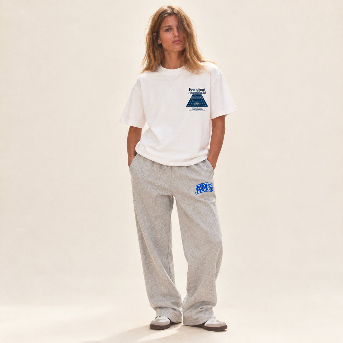 T-shirt boxy Amsterdam Club Beauséjour bleu porté par une femme.