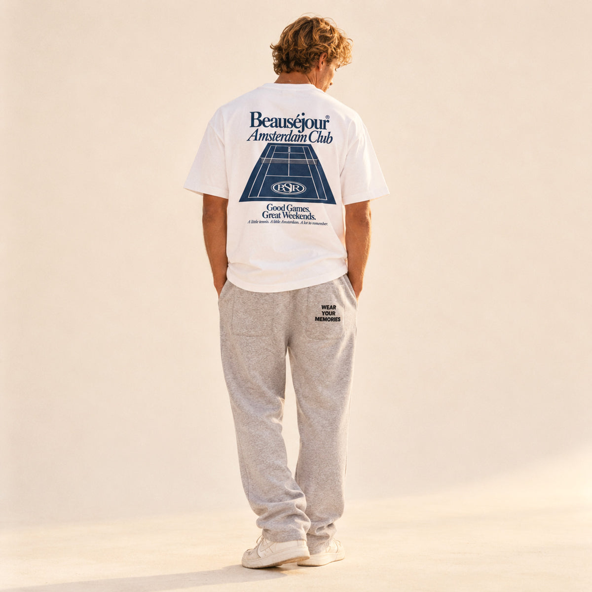 T-shirt boxy Amsterdam Club Beauséjour bleu porté par un homme.