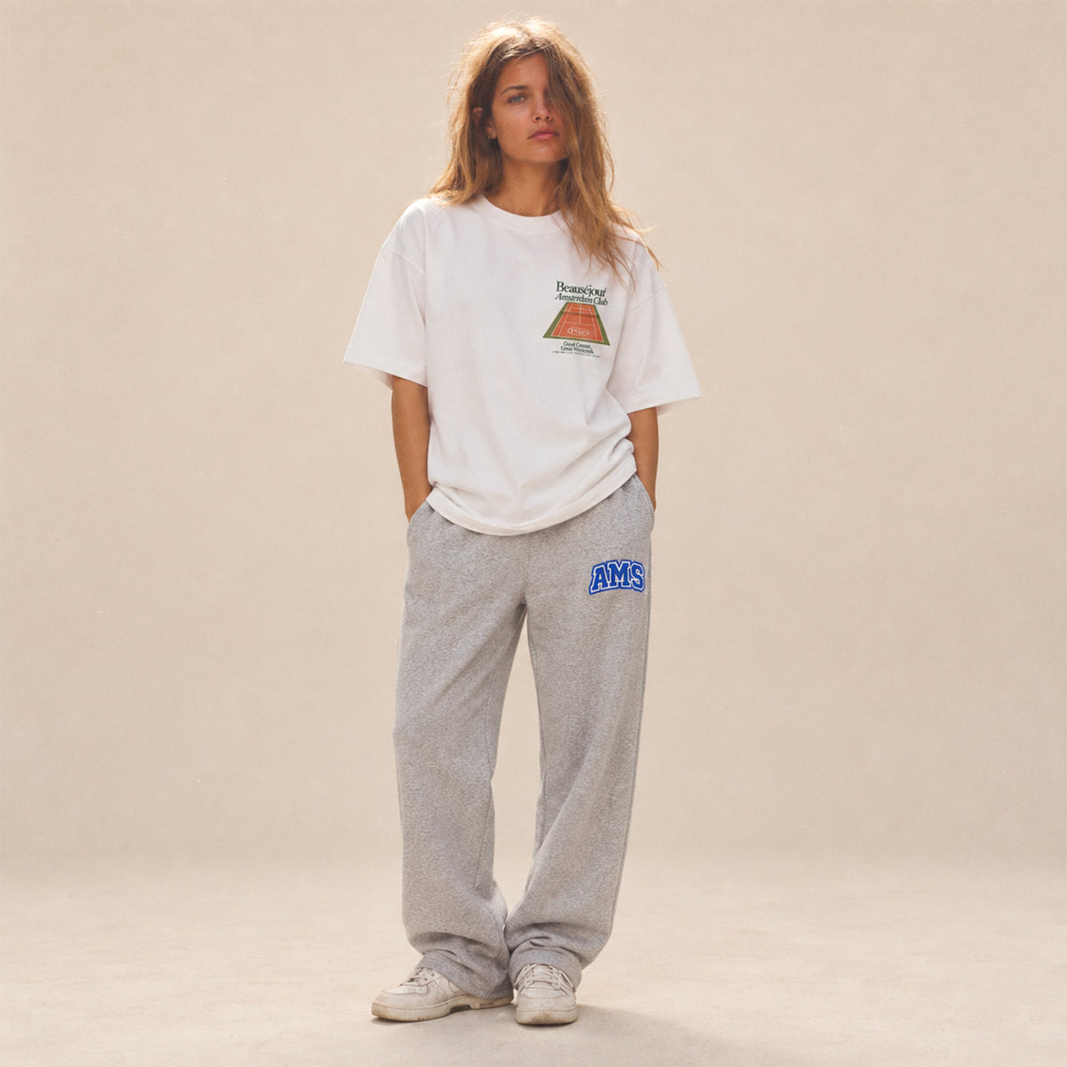 T-shirt boxy Amsterdam Club Beauséjour terre battue porté par une femme, vue de face.