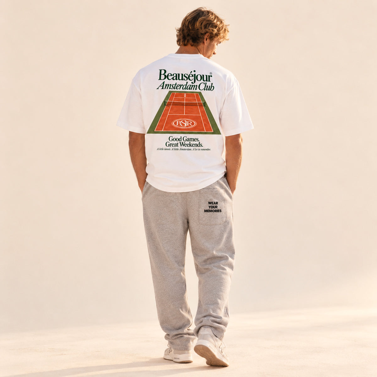 T-shirt boxy Amsterdam Club Beauséjour terre battue porté par un homme.