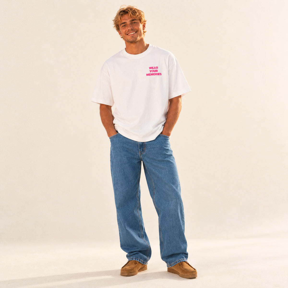 T-shirt boxy Damsko Beauséjour blanc porté par un homme, vue de face.