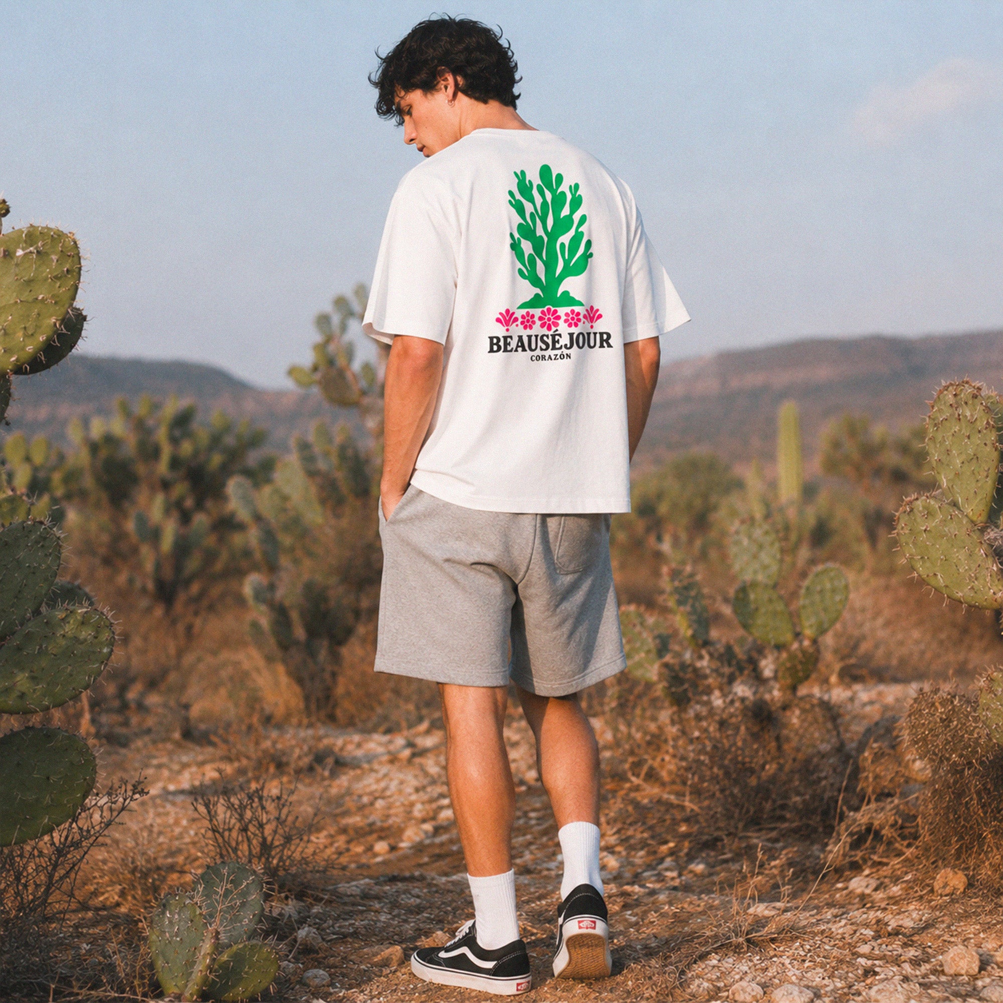 T-shirt boxy blanc Beauséjour Corazón en coton biologique, avec illustration cactus verte et fleurs roses inspirée du Mexique, petit logo poitrine et grand imprimé dans le dos.