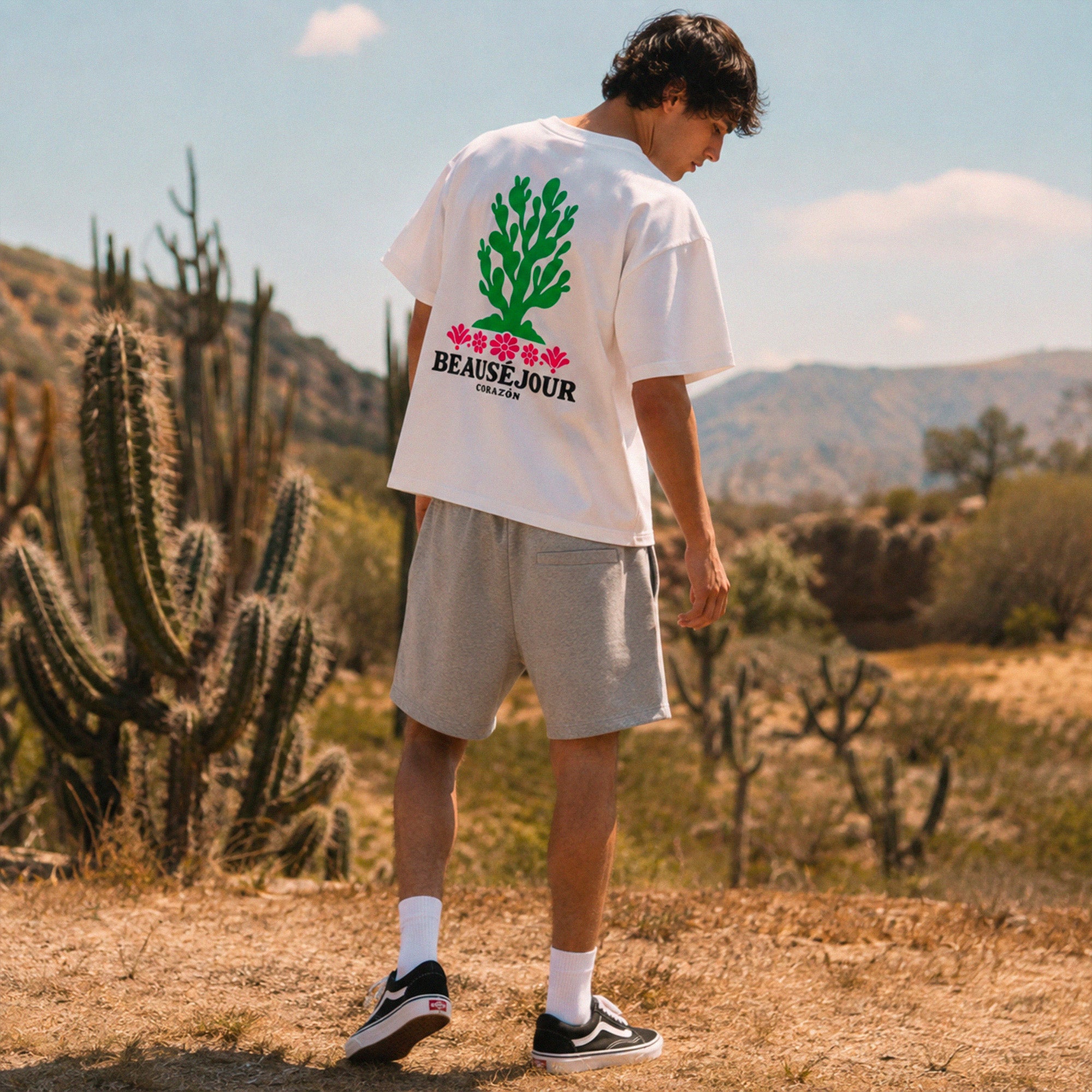T-shirt boxy blanc Beauséjour Corazón en coton biologique, avec illustration cactus verte et fleurs roses inspirée du Mexique, petit logo poitrine et grand imprimé dans le dos.