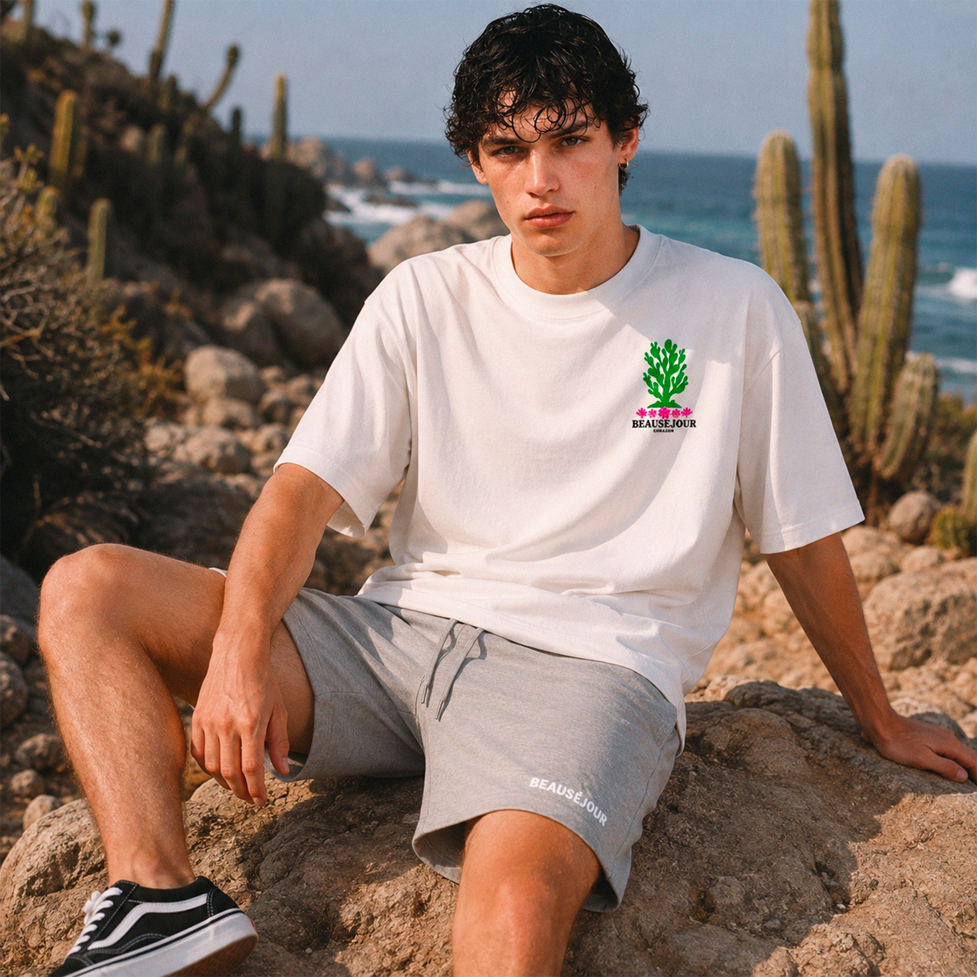 T-shirt boxy blanc Beauséjour Corazón en coton biologique, avec illustration cactus verte et fleurs roses inspirée du Mexique, petit logo poitrine et grand imprimé dans le dos.