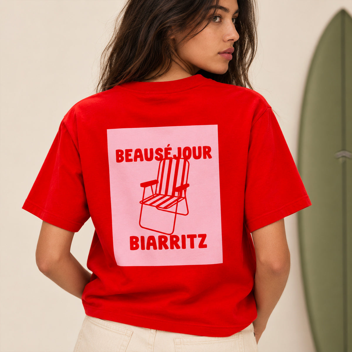 T-shirt rouge Beauséjour Biarritz porté par une femme en mouvement, vue de dos