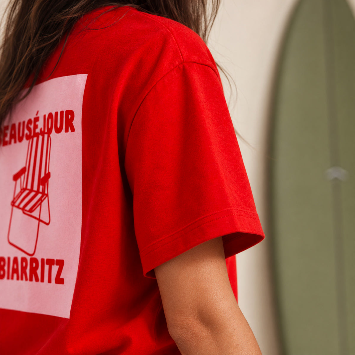 T-shirt rouge Beauséjour Biarritz porté par une femme, vue de profil
