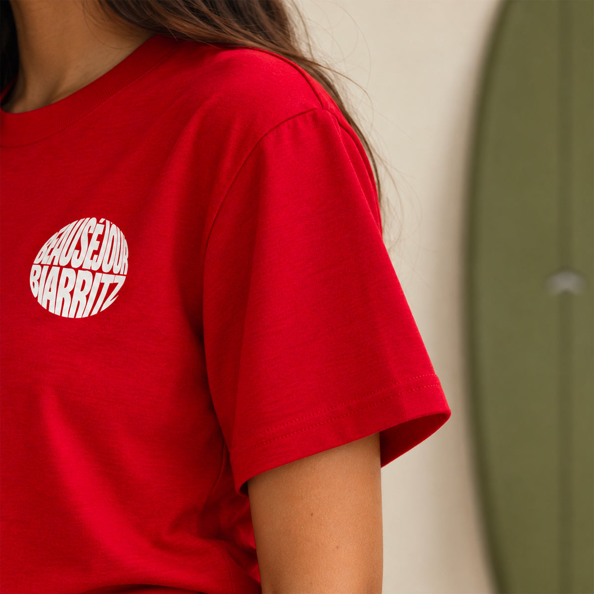 T-shirt rouge Beauséjour Biarritz porté par une femme en extérieur