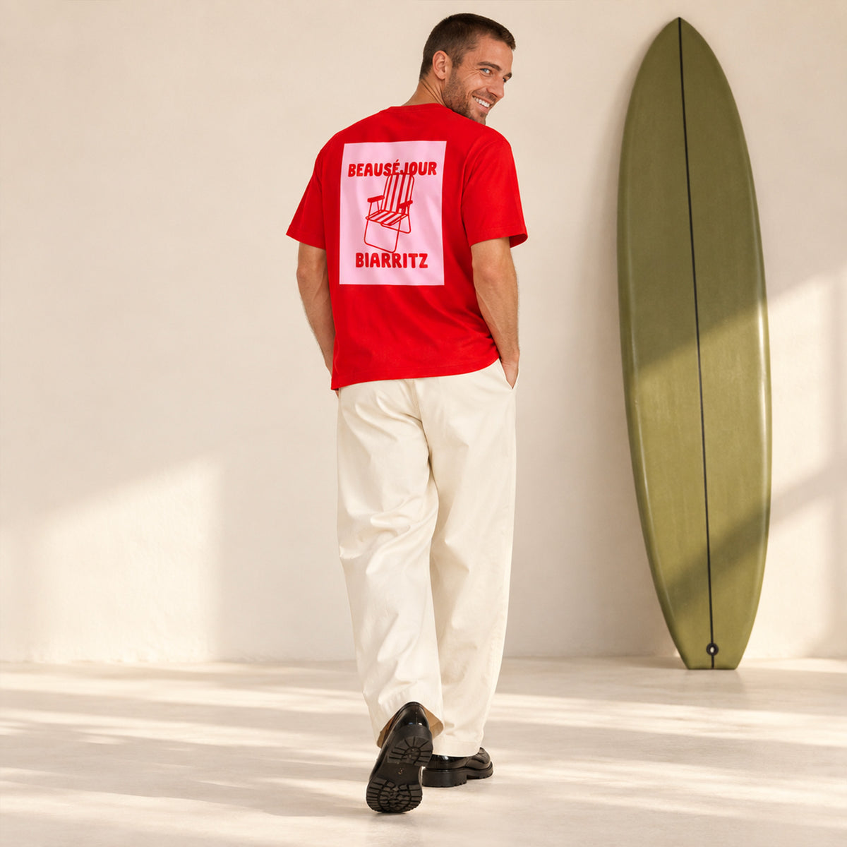 T-shirt rouge Beauséjour Biarritz porté par un homme, vue de dos avec imprimé chaise de plage