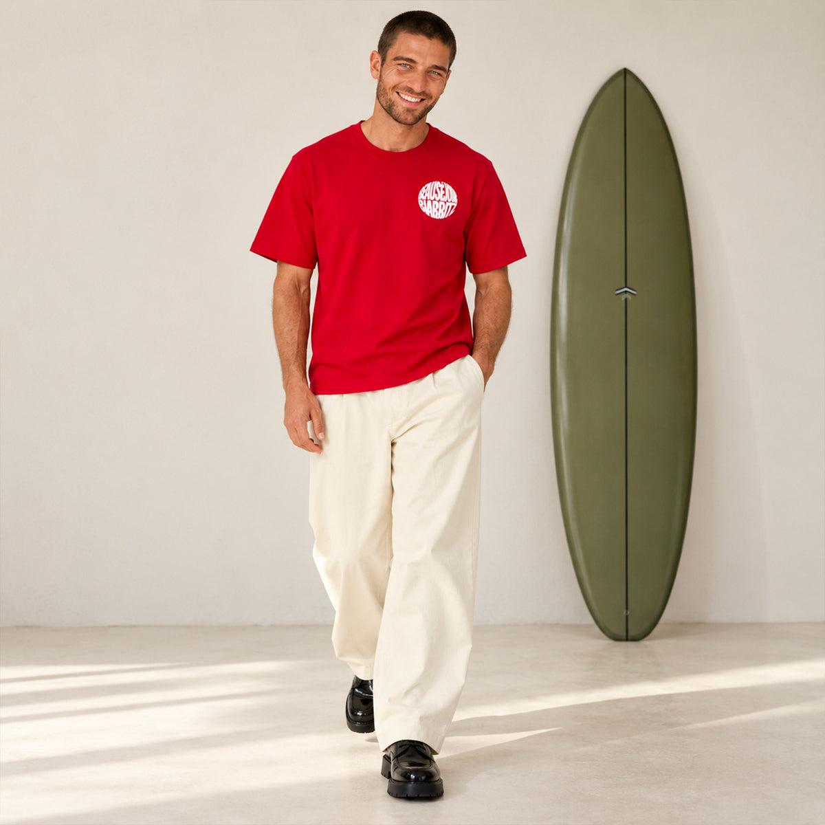 T-shirt rouge Beauséjour Biarritz, détail de l'imprimé chaise de plage au dos