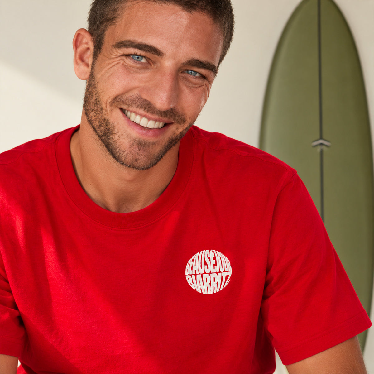 T-shirt rouge Beauséjour Biarritz porté par un homme, vue de face