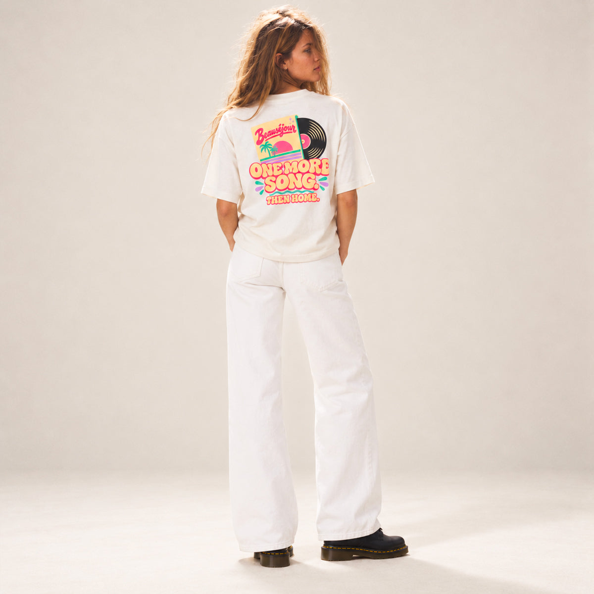 T-shirt boxy One More Song Beauséjour porté par une femme.