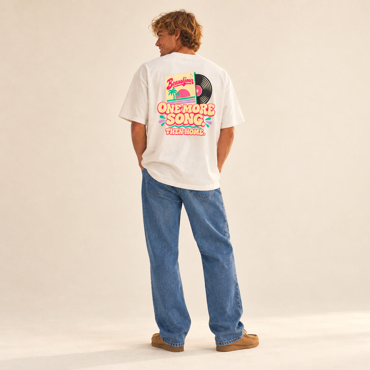 T-shirt boxy One More Song Beauséjour porté par un homme.