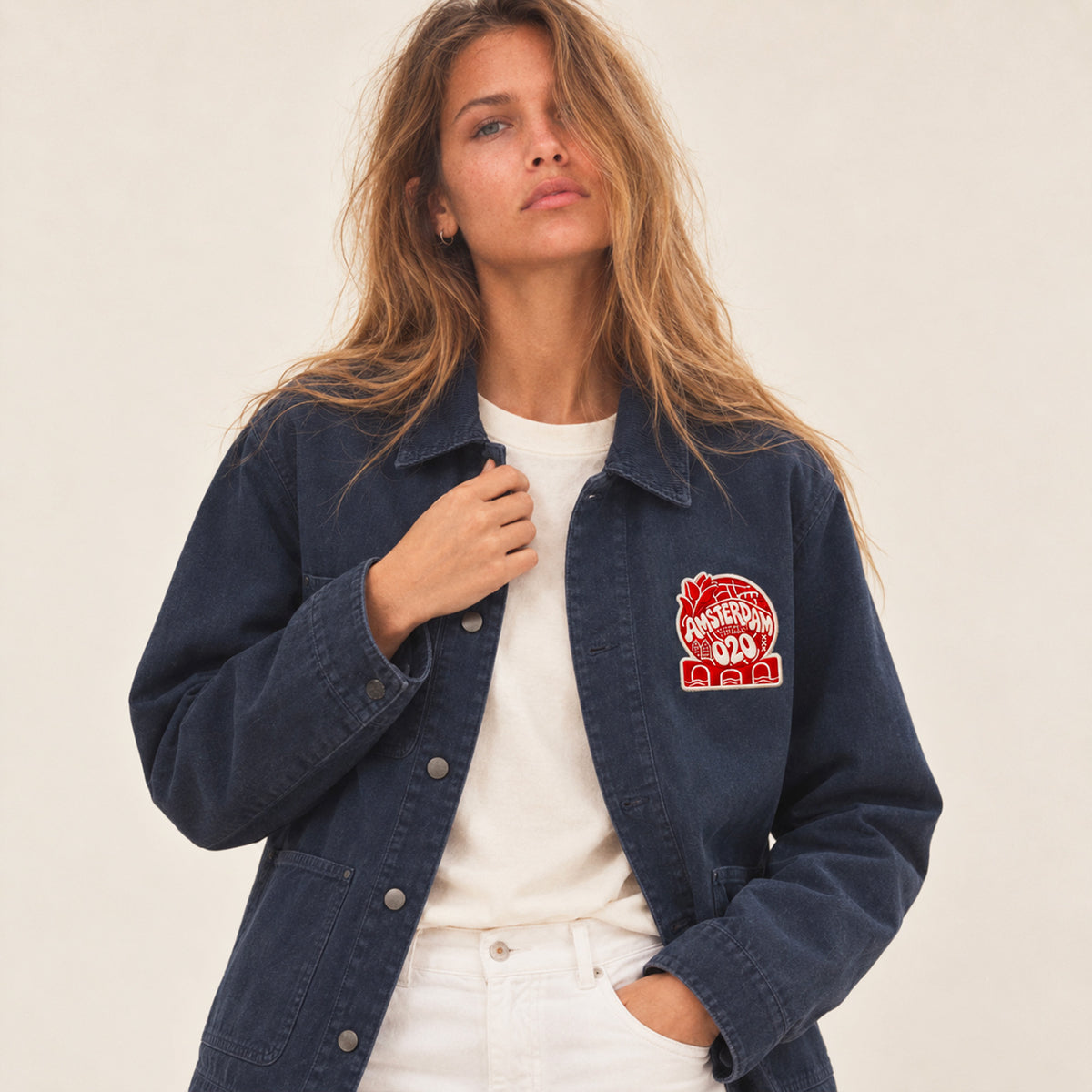 Veste en toile de coton Amsterdam bleu marine portée par une femme, vue 3.